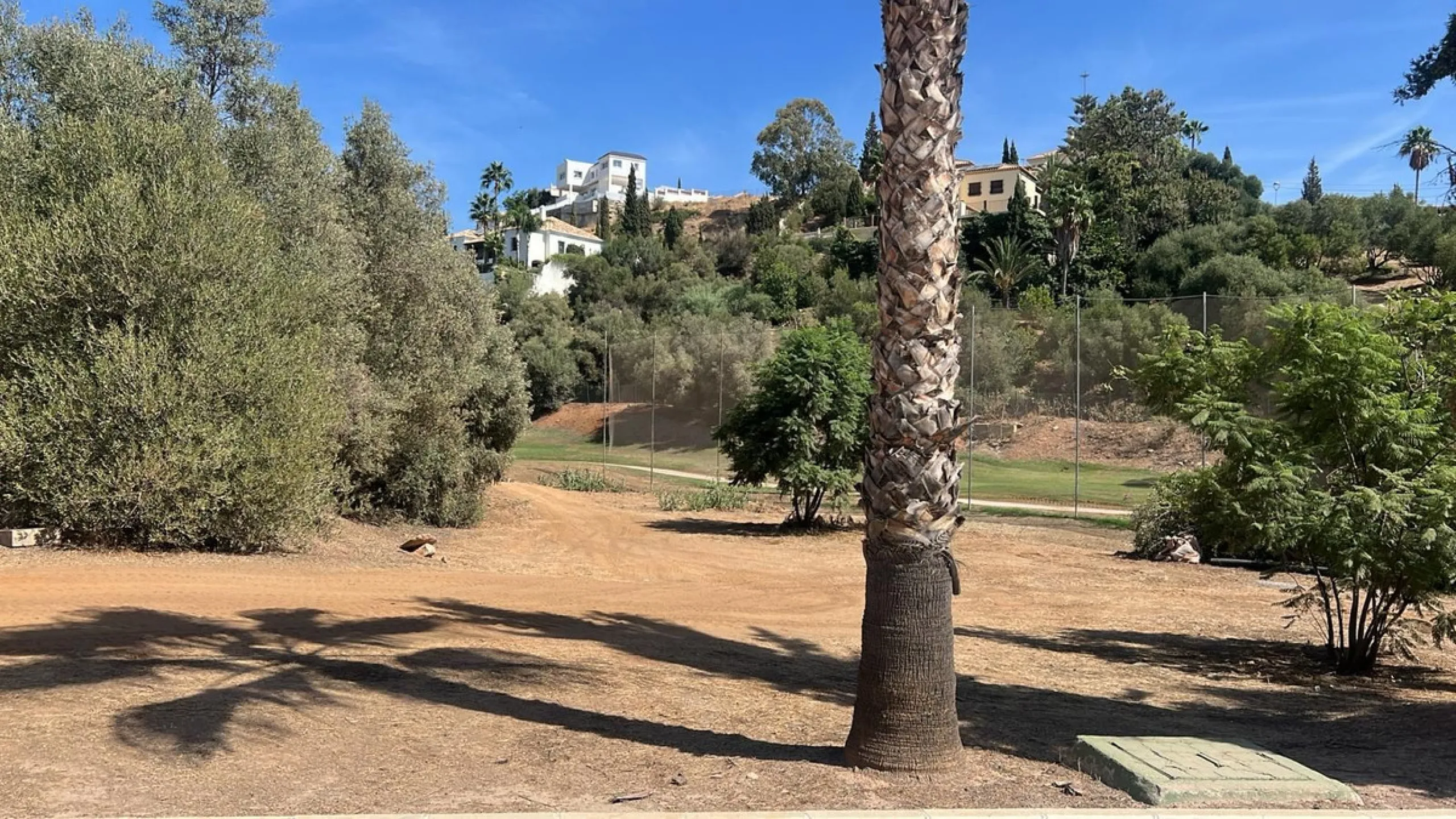 Build the house of your dreams in an exclusive environment. We present this fantastic urban plot of 1,390 m² located in the prestigious Mijas Golf area, one of the best areas of Mijas. This land offers a unique opportunity to build a custom villa surround