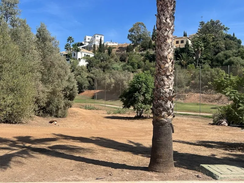 Build the house of your dreams in an exclusive environment. We present this fantastic urban plot of 1,390 m² located in the prestigious Mijas Golf area, one of the best areas of Mijas. This land offers a unique opportunity to build a custom villa surround