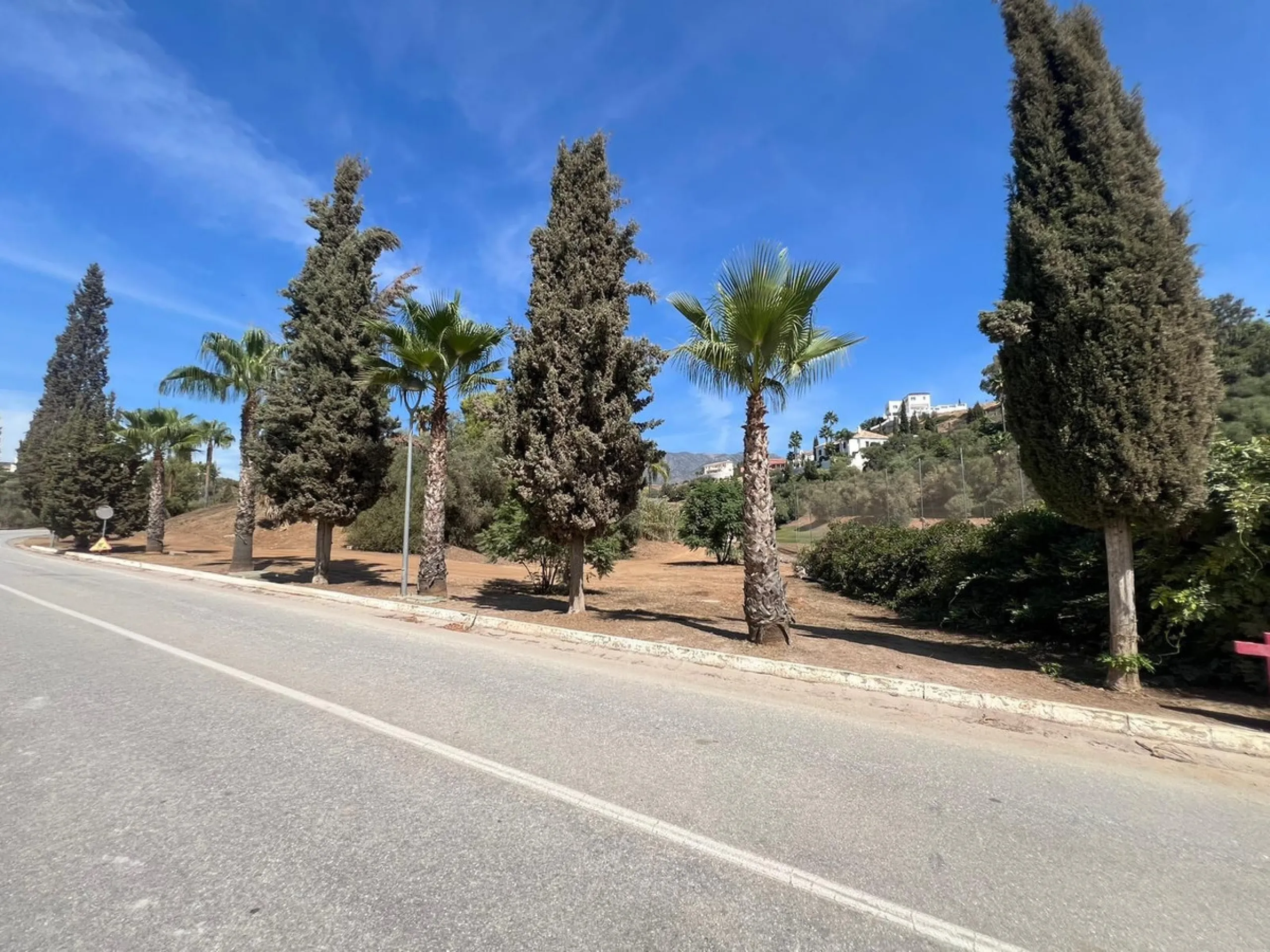 Build the house of your dreams in an exclusive environment. We present this fantastic urban plot of 1,390 m² located in the prestigious Mijas Golf area, one of the best areas of Mijas. This land offers a unique opportunity to build a custom villa surround