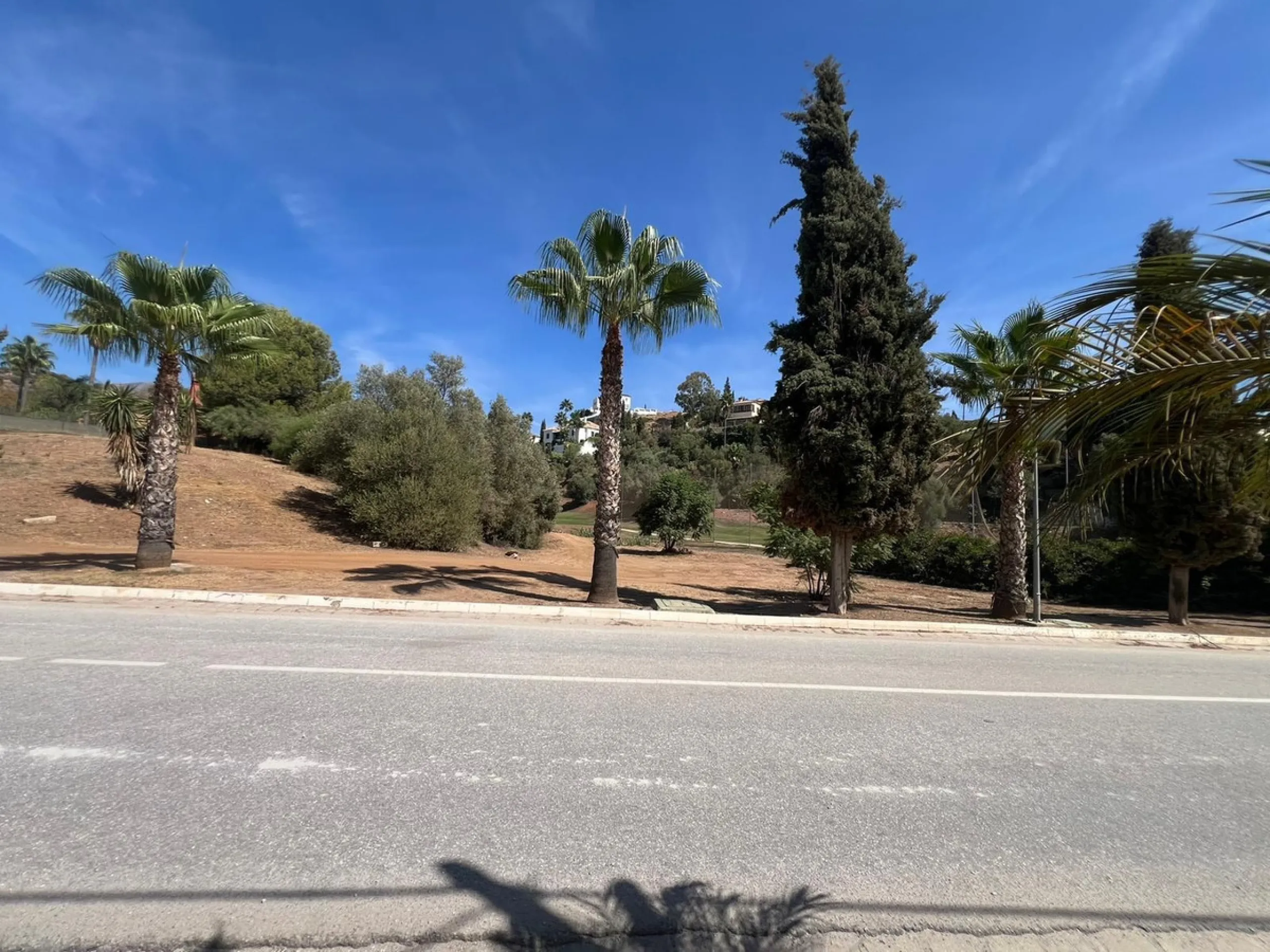 Build the house of your dreams in an exclusive environment. We present this fantastic urban plot of 1,390 m² located in the prestigious Mijas Golf area, one of the best areas of Mijas. This land offers a unique opportunity to build a custom villa surround
