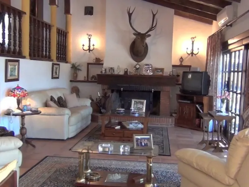 This amazing finca is located in Entrerrios, within the municipality of Mijas, covering approximately 320,000 square meters of rustic land. The property features three artificial lakes with ample water capacity for irrigation. A charming stream called El 