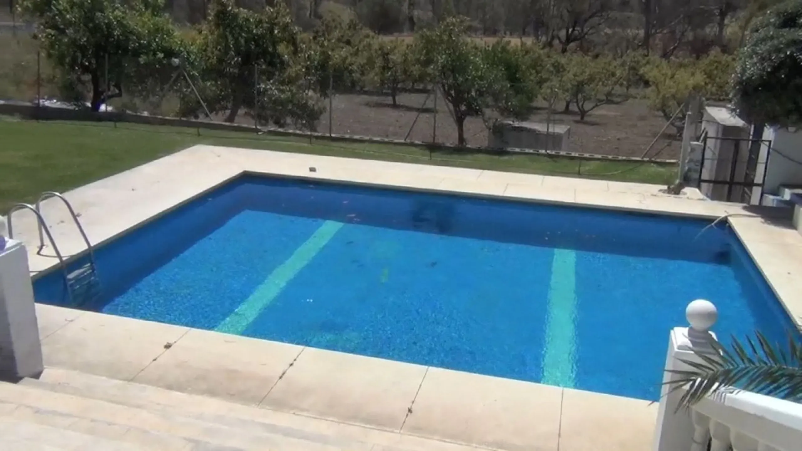 This amazing finca is located in Entrerrios, within the municipality of Mijas, covering approximately 320,000 square meters of rustic land. The property features three artificial lakes with ample water capacity for irrigation. A charming stream called El 
