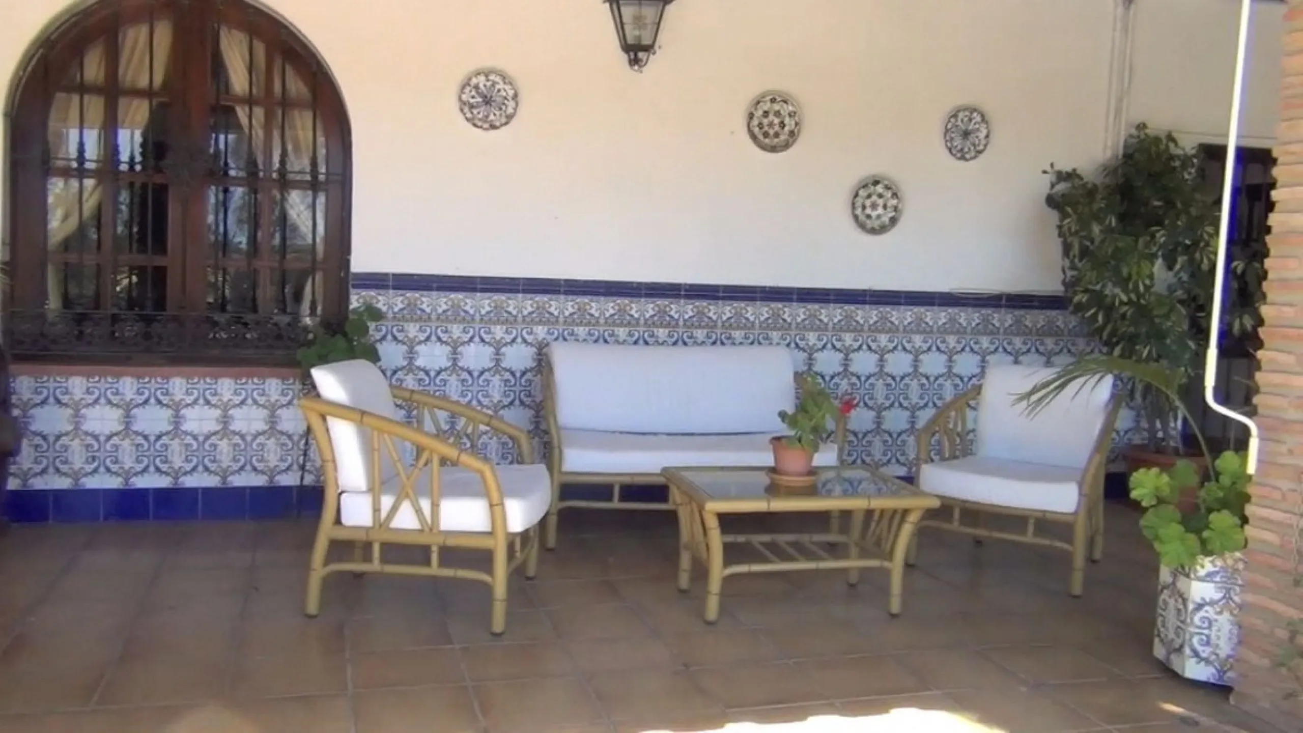 This amazing finca is located in Entrerrios, within the municipality of Mijas, covering approximately 320,000 square meters of rustic land. The property features three artificial lakes with ample water capacity for irrigation. A charming stream called El 