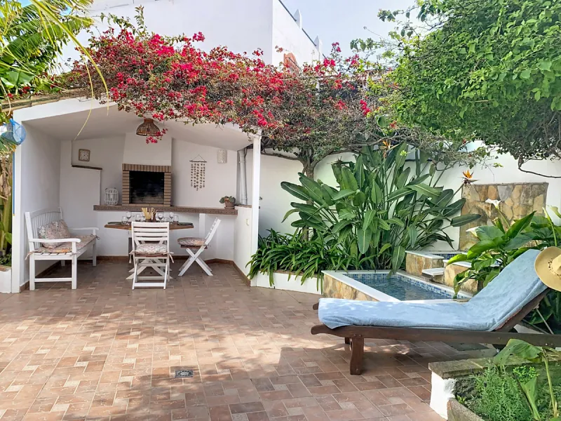 House - Semi-Detached House в продаже в Estepona, Málaga. В доме 4 спален и 3 ванных комнат. Площадь дома 200 м². Площадь участка 218 м²