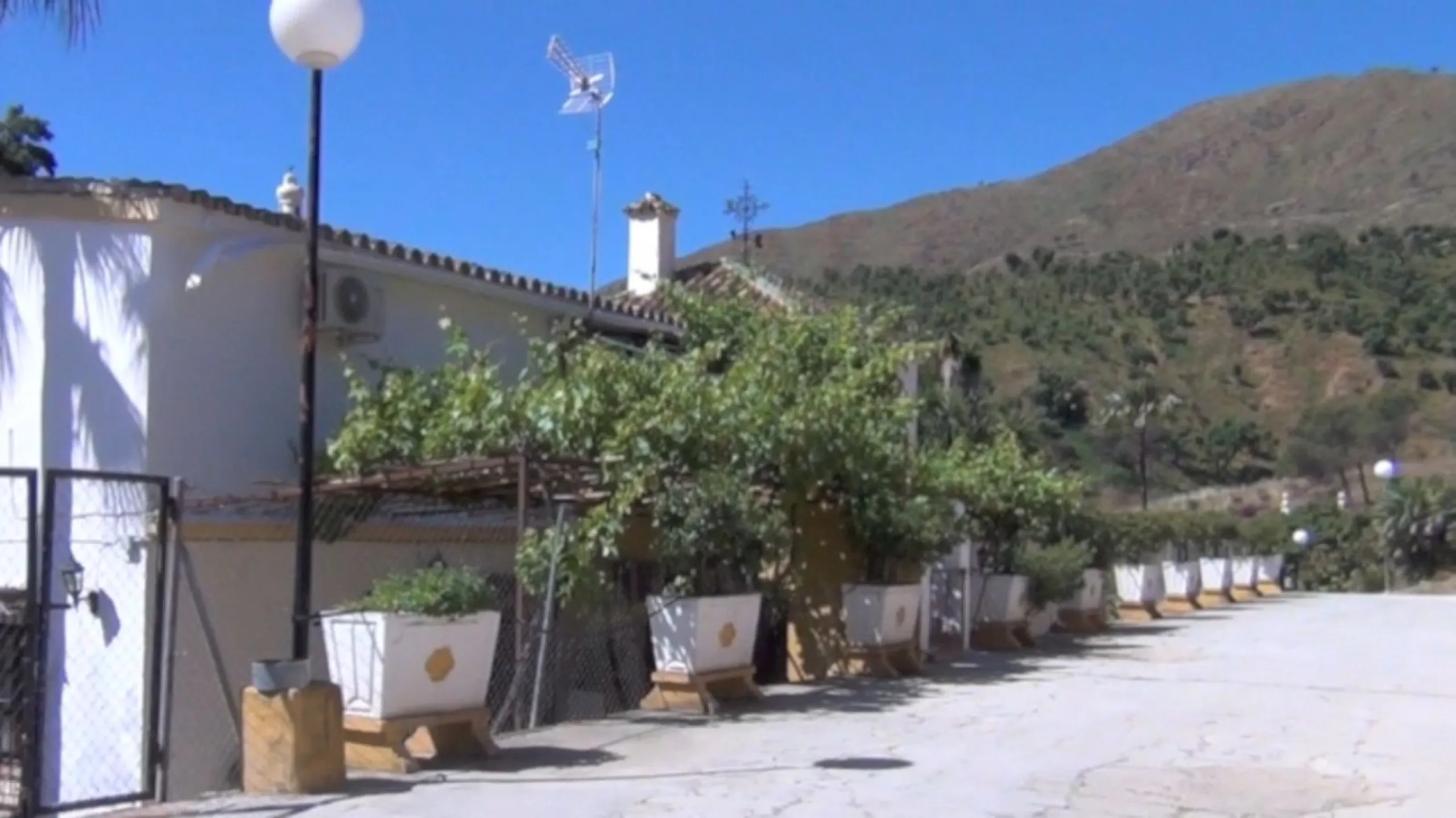 This amazing finca is located in Entrerrios, within the municipality of Mijas, covering approximately 320,000 square meters of rustic land. The property features three artificial lakes with ample water capacity for irrigation. A charming stream called El 