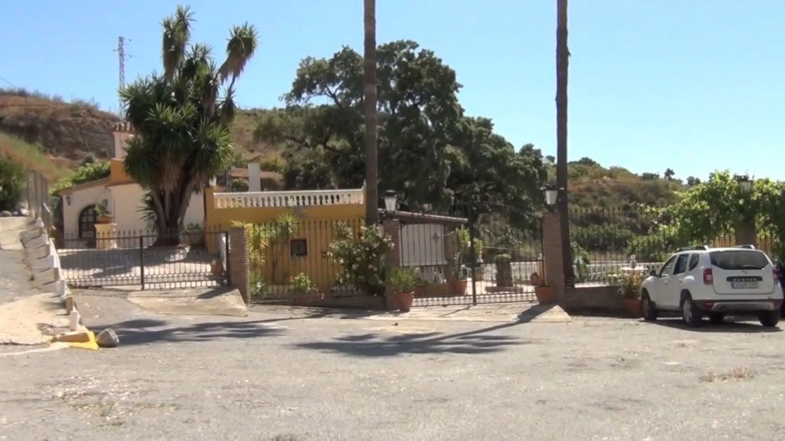 This amazing finca is located in Entrerrios, within the municipality of Mijas, covering approximately 320,000 square meters of rustic land. The property features three artificial lakes with ample water capacity for irrigation. A charming stream called El 