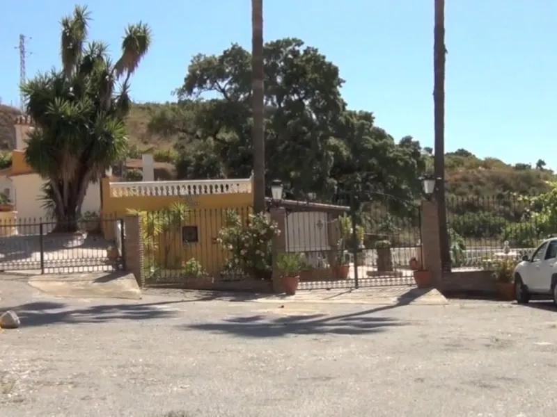 This amazing finca is located in Entrerrios, within the municipality of Mijas, covering approximately 320,000 square meters of rustic land. The property features three artificial lakes with ample water capacity for irrigation. A charming stream called El 