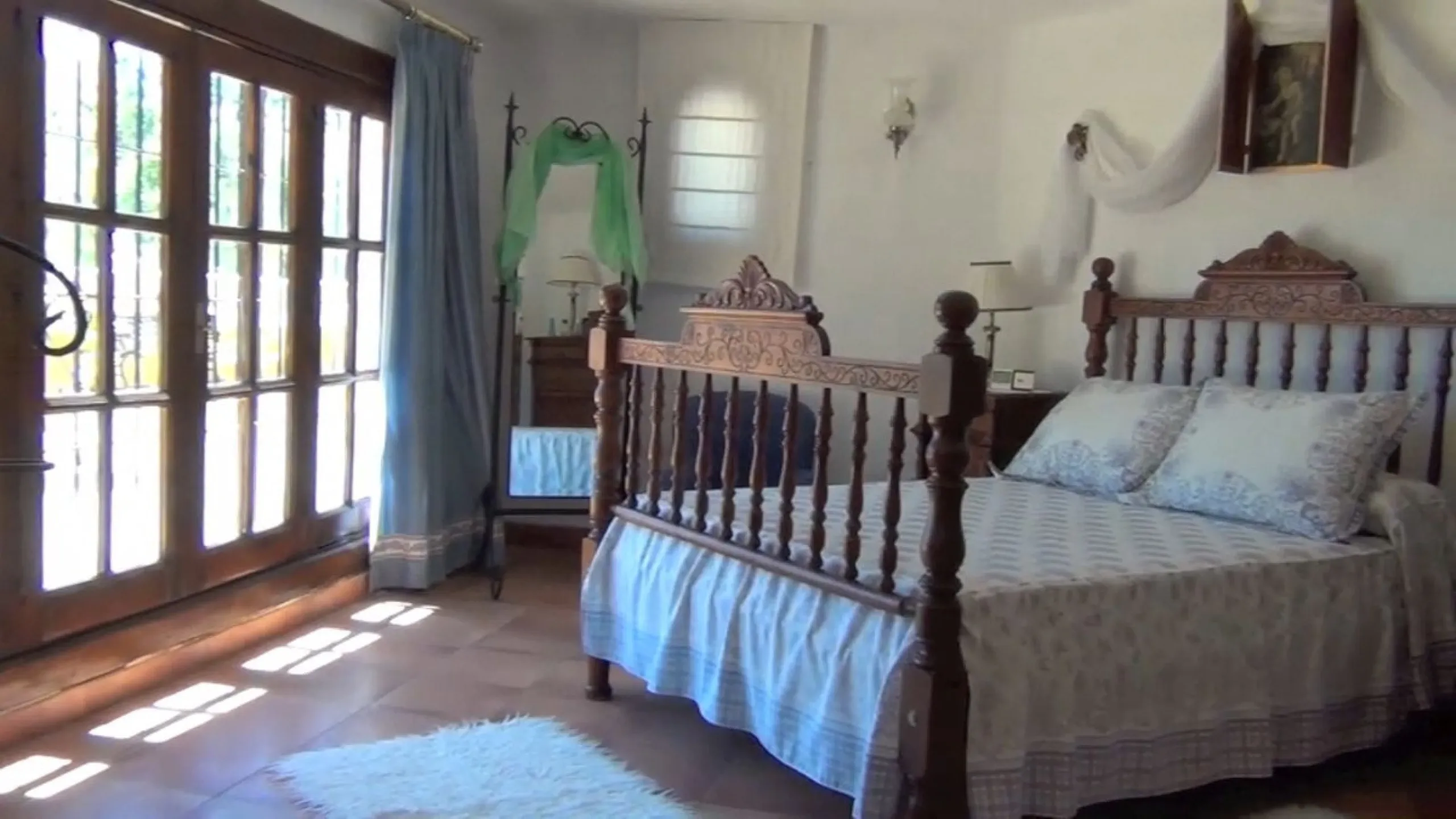 This amazing finca is located in Entrerrios, within the municipality of Mijas, covering approximately 320,000 square meters of rustic land. The property features three artificial lakes with ample water capacity for irrigation. A charming stream called El 