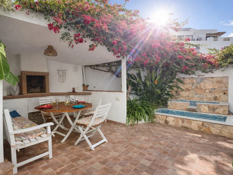 House - Semi-Detached House в продаже в Estepona, Málaga. В доме 4 спален и 3 ванных комнат. Площадь дома 200 м². Площадь участка 218 м²