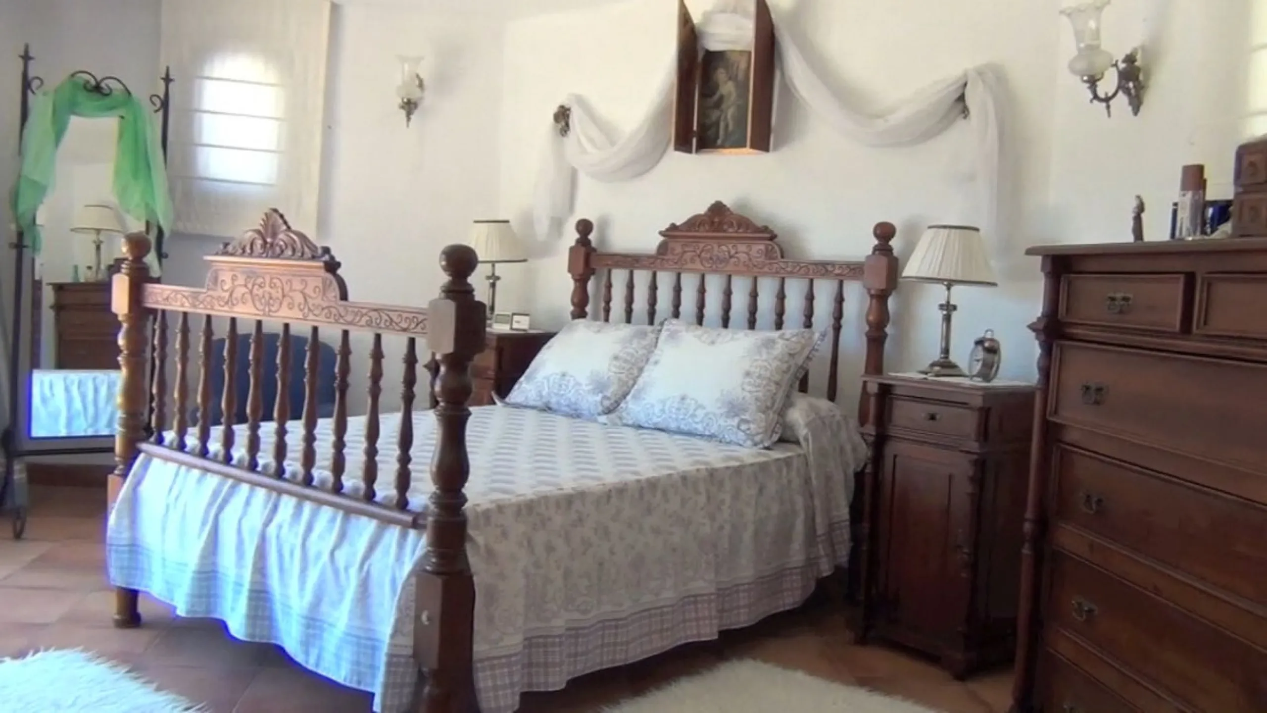This amazing finca is located in Entrerrios, within the municipality of Mijas, covering approximately 320,000 square meters of rustic land. The property features three artificial lakes with ample water capacity for irrigation. A charming stream called El 
