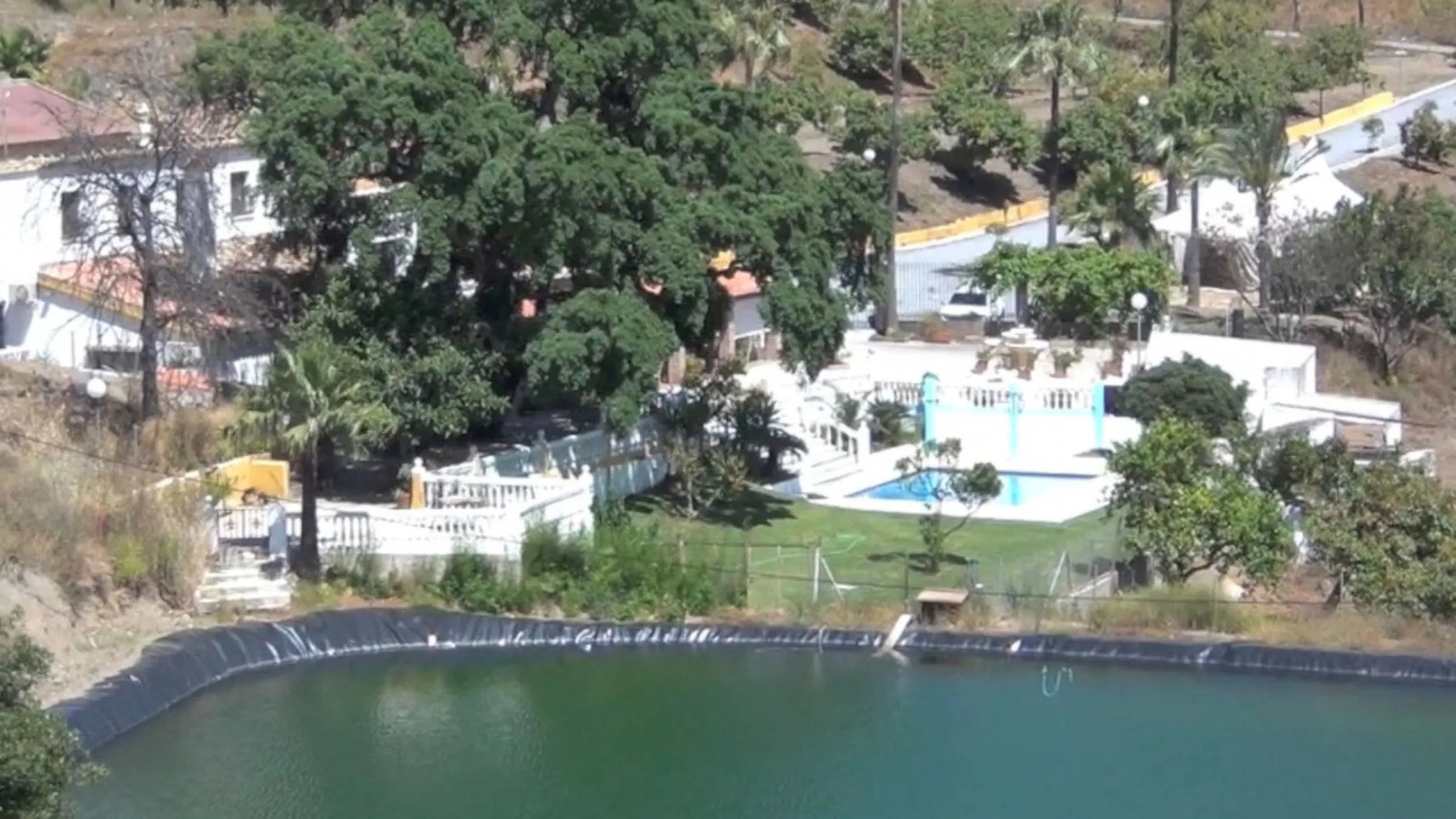 This amazing finca is located in Entrerrios, within the municipality of Mijas, covering approximately 320,000 square meters of rustic land. The property features three artificial lakes with ample water capacity for irrigation. A charming stream called El 