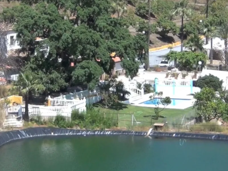 This amazing finca is located in Entrerrios, within the municipality of Mijas, covering approximately 320,000 square meters of rustic land. The property features three artificial lakes with ample water capacity for irrigation. A charming stream called El 