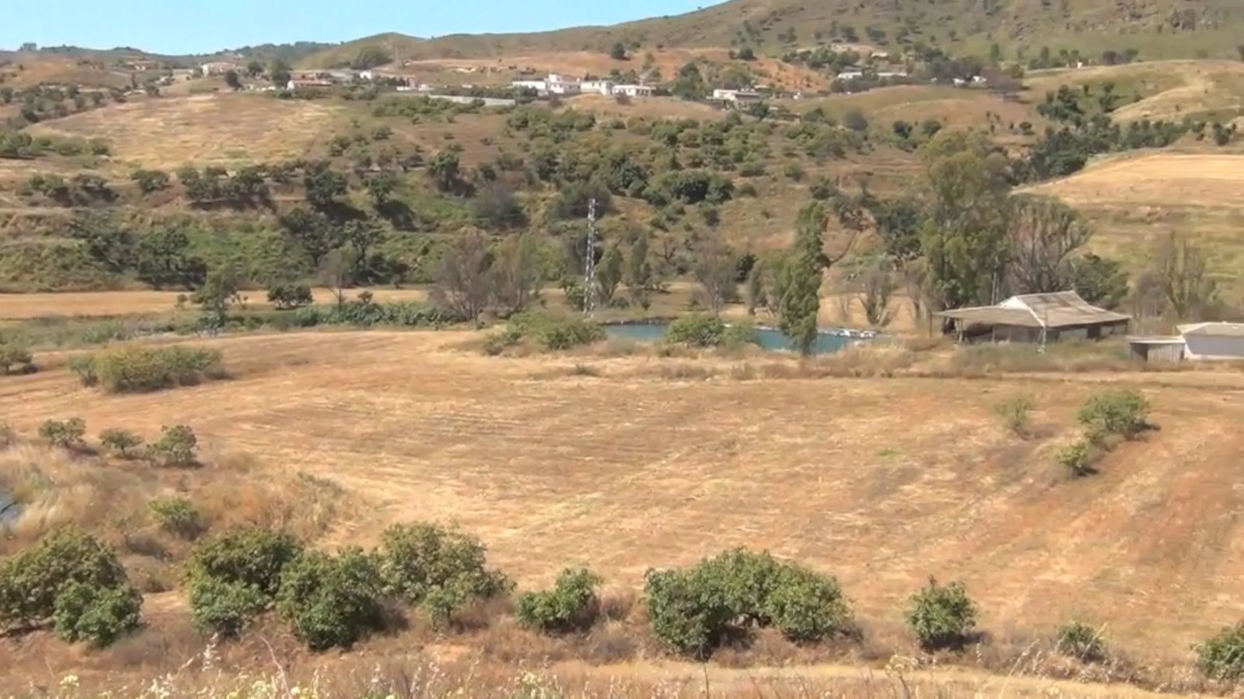 This amazing finca is located in Entrerrios, within the municipality of Mijas, covering approximately 320,000 square meters of rustic land. The property features three artificial lakes with ample water capacity for irrigation. A charming stream called El 