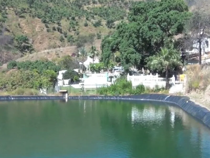 This amazing finca is located in Entrerrios, within the municipality of Mijas, covering approximately 320,000 square meters of rustic land. The property features three artificial lakes with ample water capacity for irrigation. A charming stream called El 