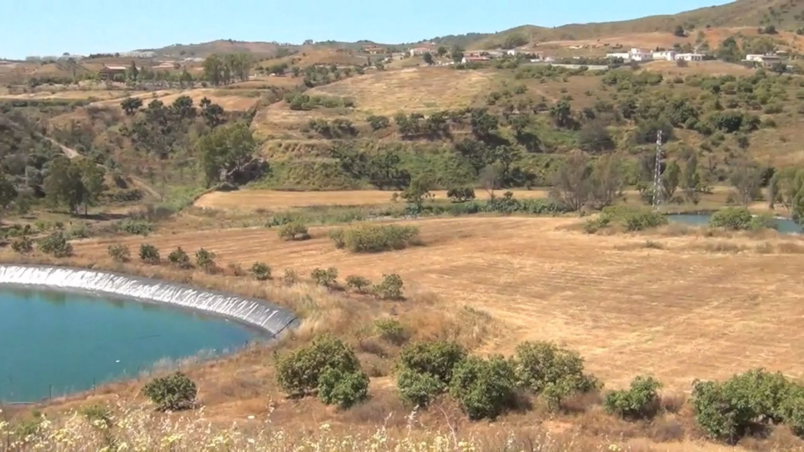 This amazing finca is located in Entrerrios, within the municipality of Mijas, covering approximately 320,000 square meters of rustic land. The property features three artificial lakes with ample water capacity for irrigation. A charming stream called El 