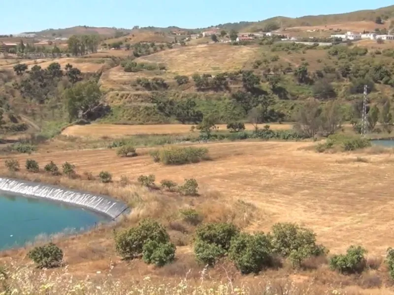 This amazing finca is located in Entrerrios, within the municipality of Mijas, covering approximately 320,000 square meters of rustic land. The property features three artificial lakes with ample water capacity for irrigation. A charming stream called El 
