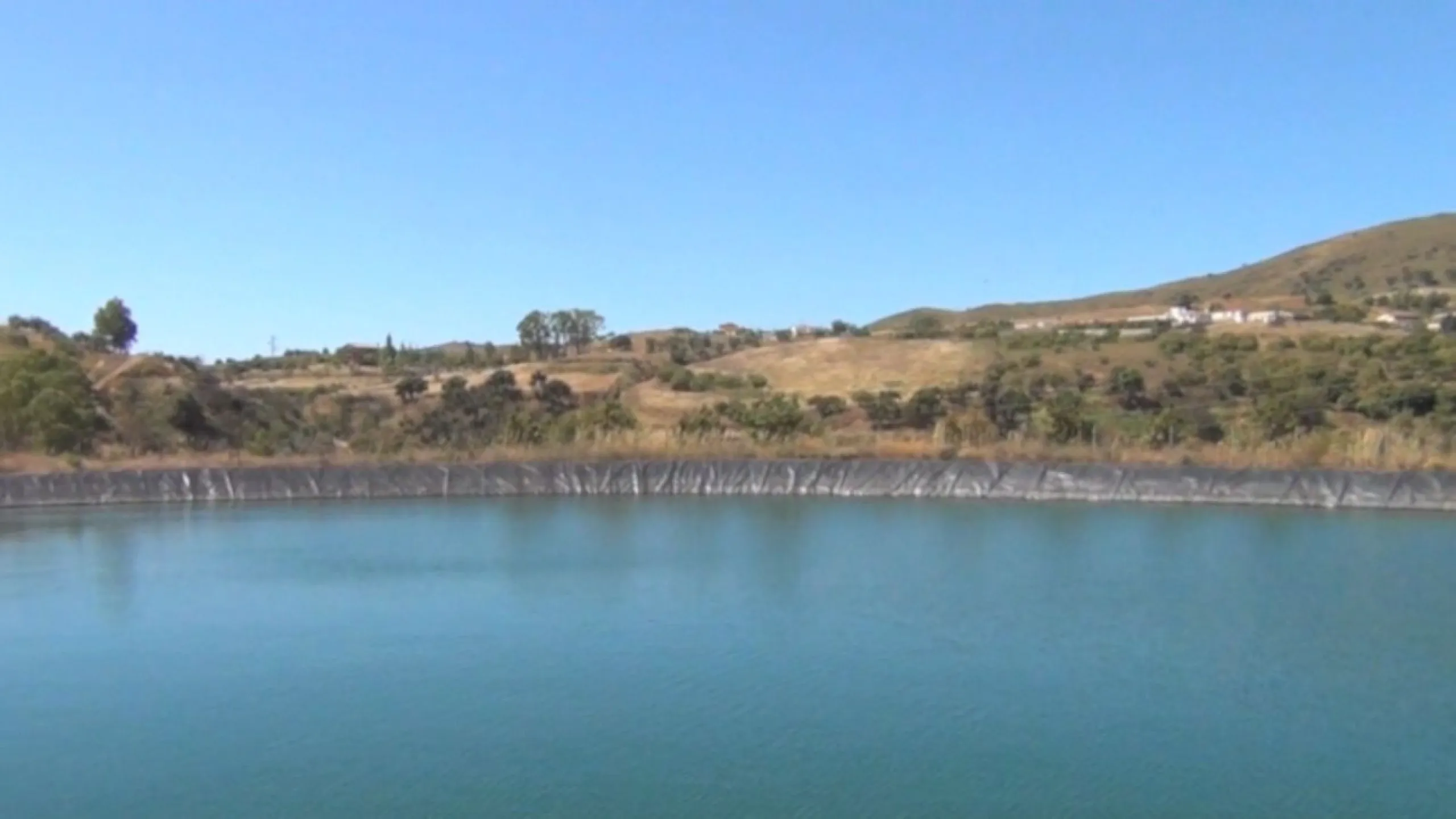 This amazing finca is located in Entrerrios, within the municipality of Mijas, covering approximately 320,000 square meters of rustic land. The property features three artificial lakes with ample water capacity for irrigation. A charming stream called El 