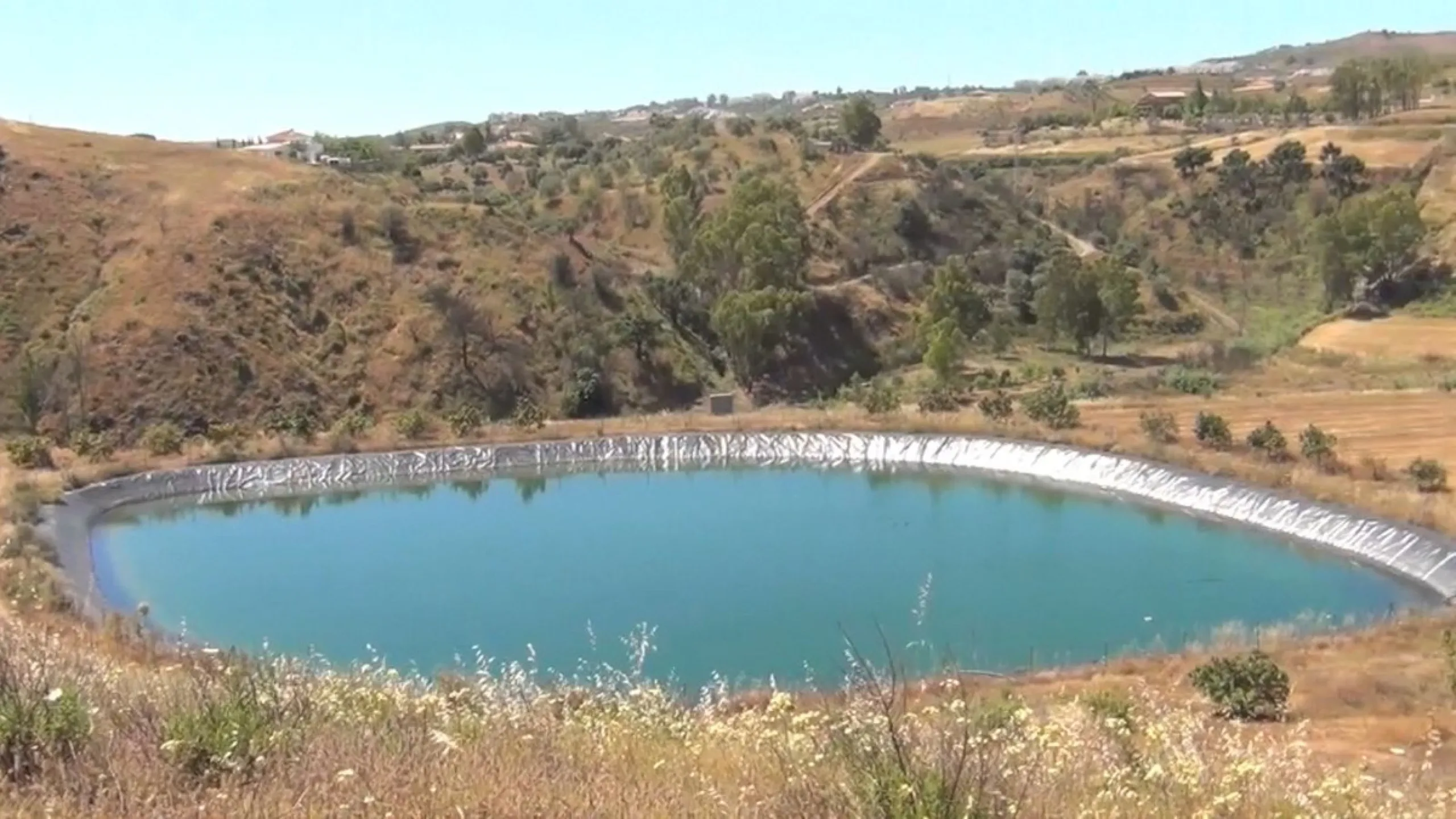 This amazing finca is located in Entrerrios, within the municipality of Mijas, covering approximately 320,000 square meters of rustic land. The property features three artificial lakes with ample water capacity for irrigation. A charming stream called El 