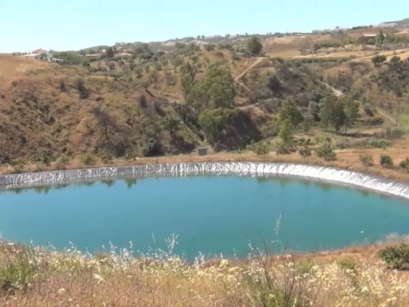 This amazing finca is located in Entrerrios, within the municipality of Mijas, covering approximately 320,000 square meters of rustic land. The property features three artificial lakes with ample water capacity for irrigation. A charming stream called El 