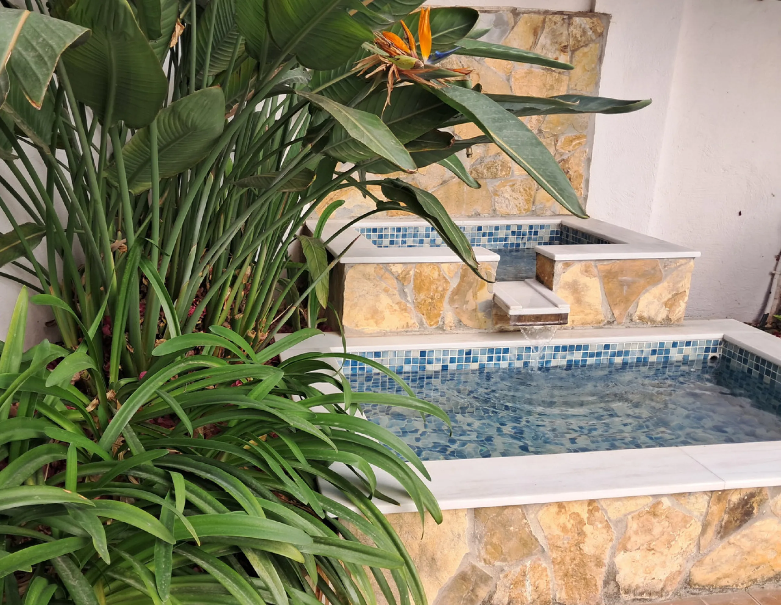 House - Semi-Detached House в продаже в Estepona, Málaga. В доме 4 спален и 3 ванных комнат. Площадь дома 200 м². Площадь участка 218 м²