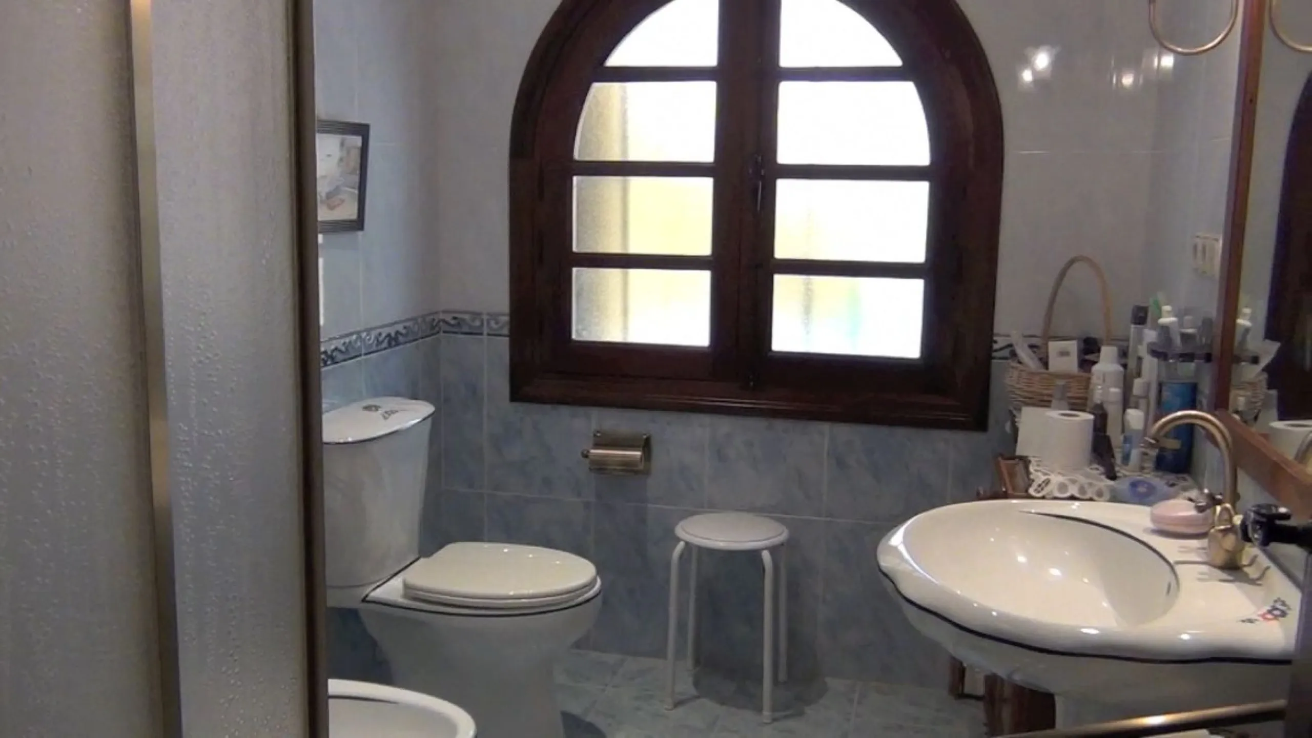 This amazing finca is located in Entrerrios, within the municipality of Mijas, covering approximately 320,000 square meters of rustic land. The property features three artificial lakes with ample water capacity for irrigation. A charming stream called El 