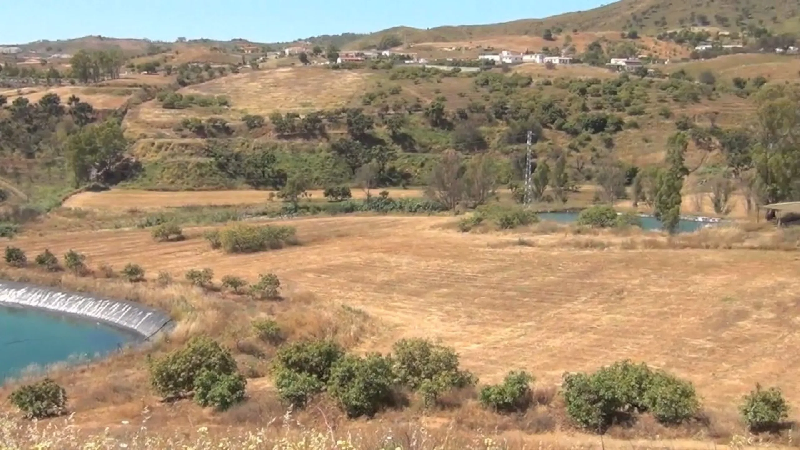 This amazing finca is located in Entrerrios, within the municipality of Mijas, covering approximately 320,000 square meters of rustic land. The property features three artificial lakes with ample water capacity for irrigation. A charming stream called El 