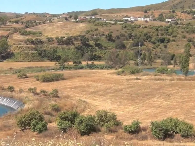 This amazing finca is located in Entrerrios, within the municipality of Mijas, covering approximately 320,000 square meters of rustic land. The property features three artificial lakes with ample water capacity for irrigation. A charming stream called El 