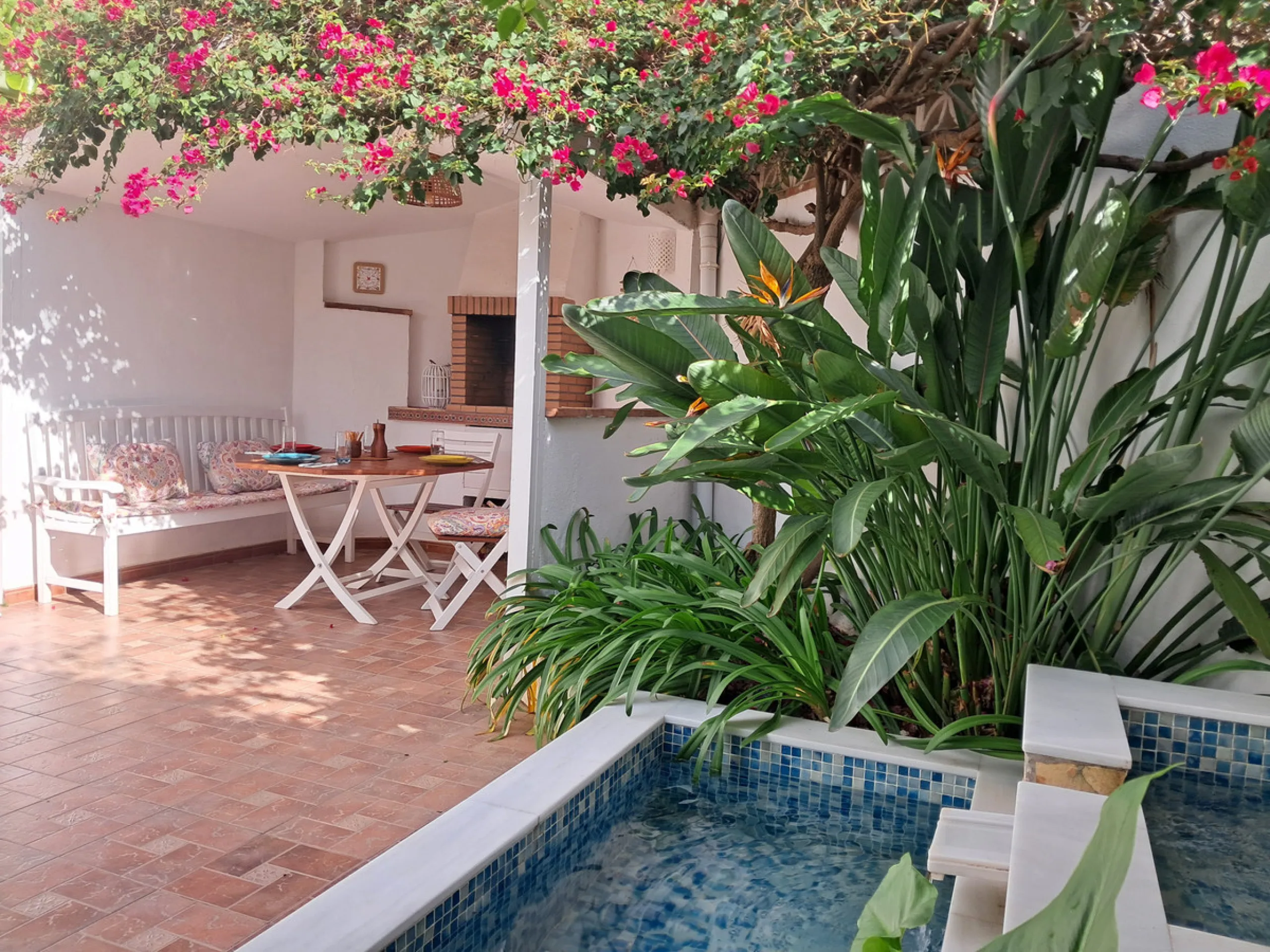 House - Semi-Detached House в продаже в Estepona, Málaga. В доме 4 спален и 3 ванных комнат. Площадь дома 200 м². Площадь участка 218 м²