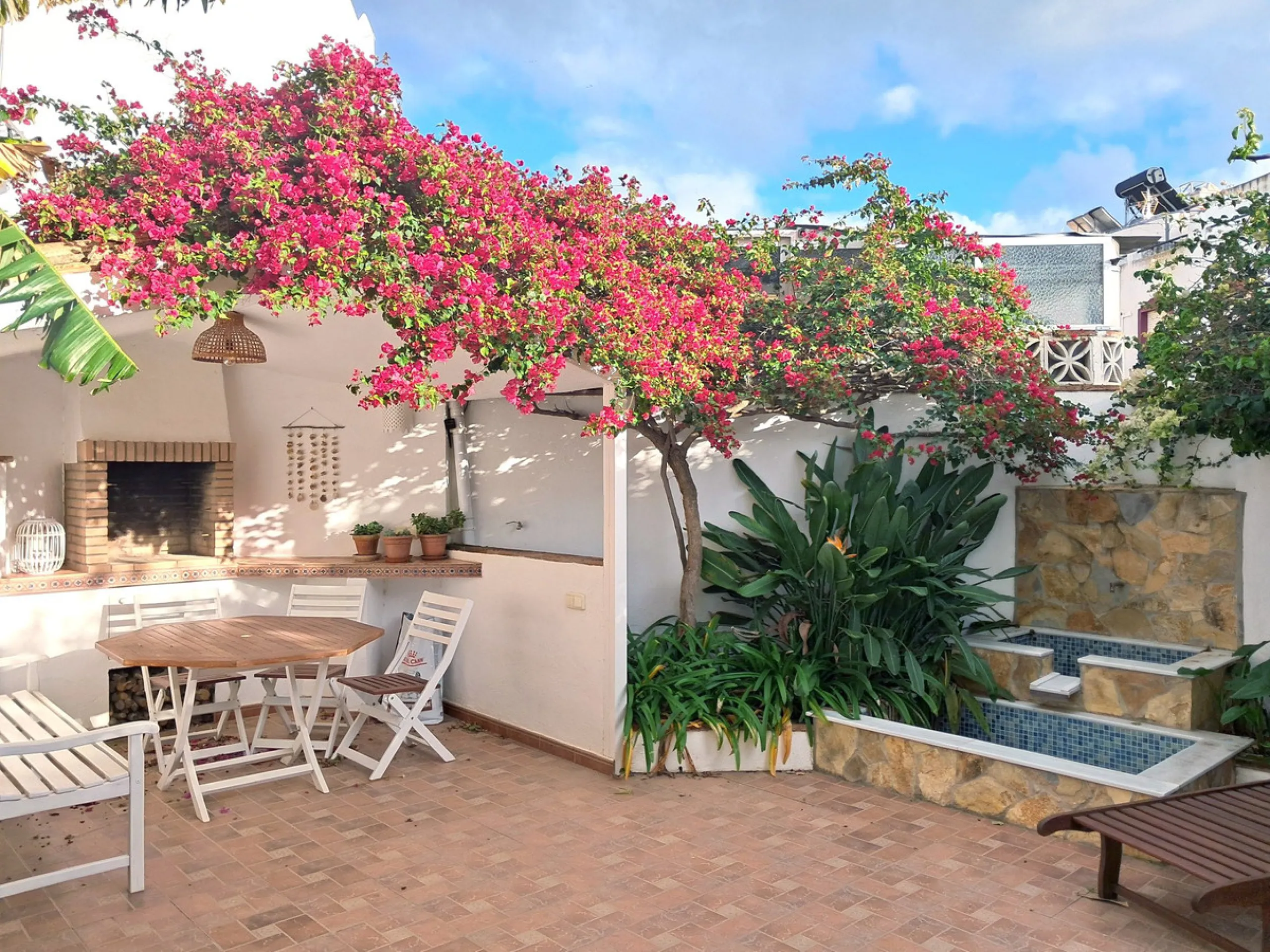 House - Semi-Detached House в продаже в Estepona, Málaga. В доме 4 спален и 3 ванных комнат. Площадь дома 200 м². Площадь участка 218 м²