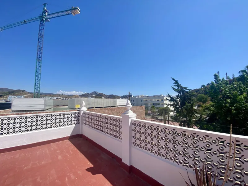 Unique opportunity in Malaga! Residential building for sale in one of the most exclusive areas of the city, next to El Limonar. This multifaceted property offers multiple use options: from private homes to vacation rentals or even a hospitality business. 