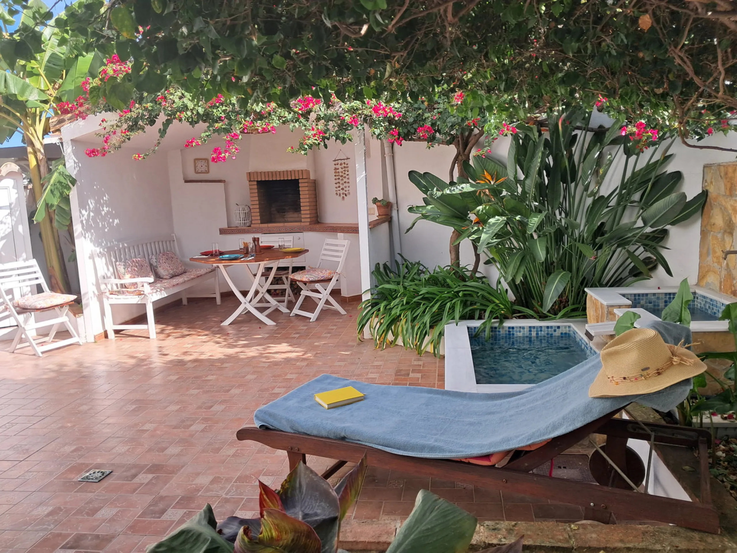 House - Semi-Detached House в продаже в Estepona, Málaga. В доме 4 спален и 3 ванных комнат. Площадь дома 200 м². Площадь участка 218 м²