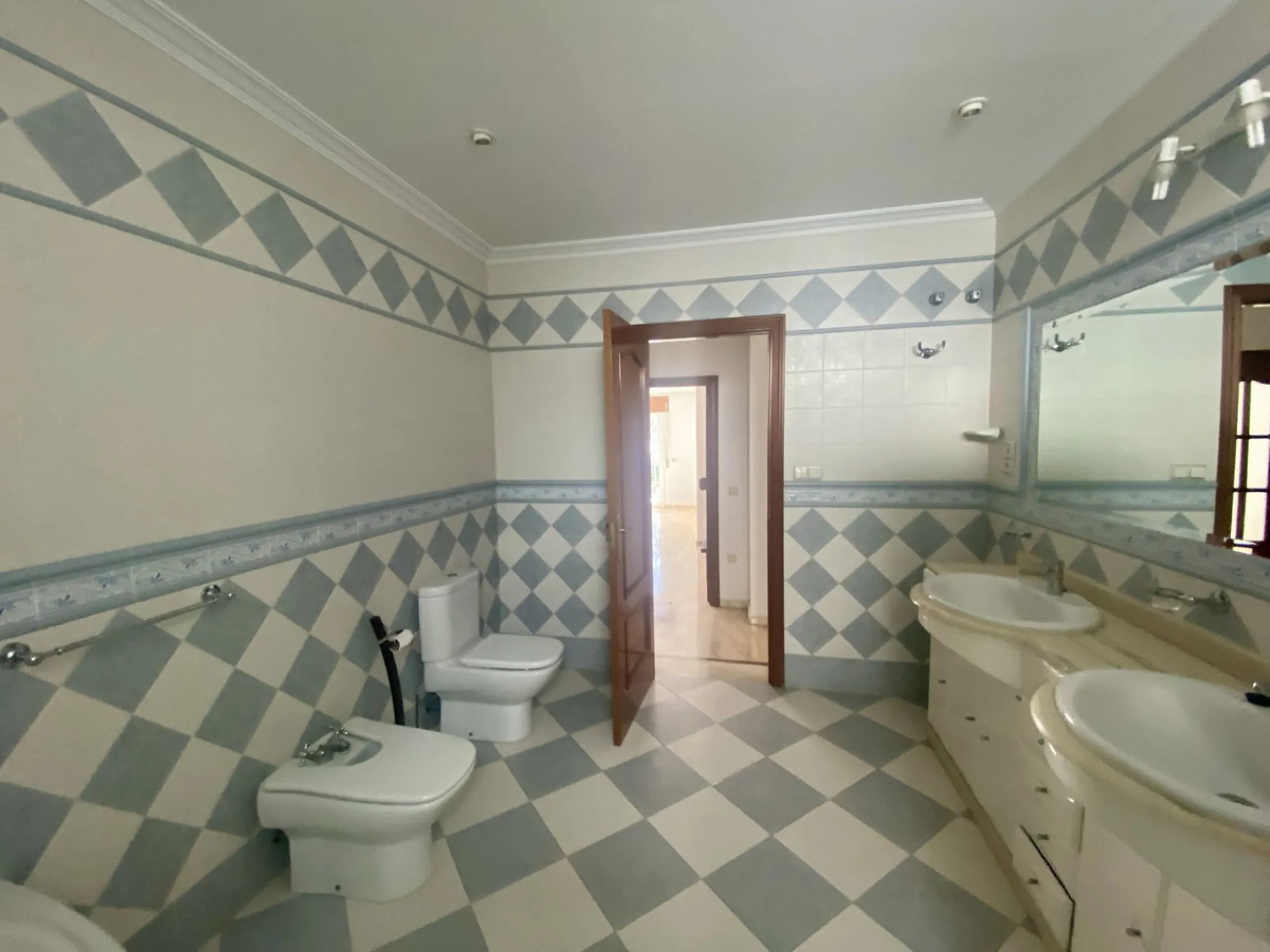 House - Detached Villa в продаже в Málaga, Málaga. В доме 6 спален и 3 ванных комнат. Площадь дома 347 м²