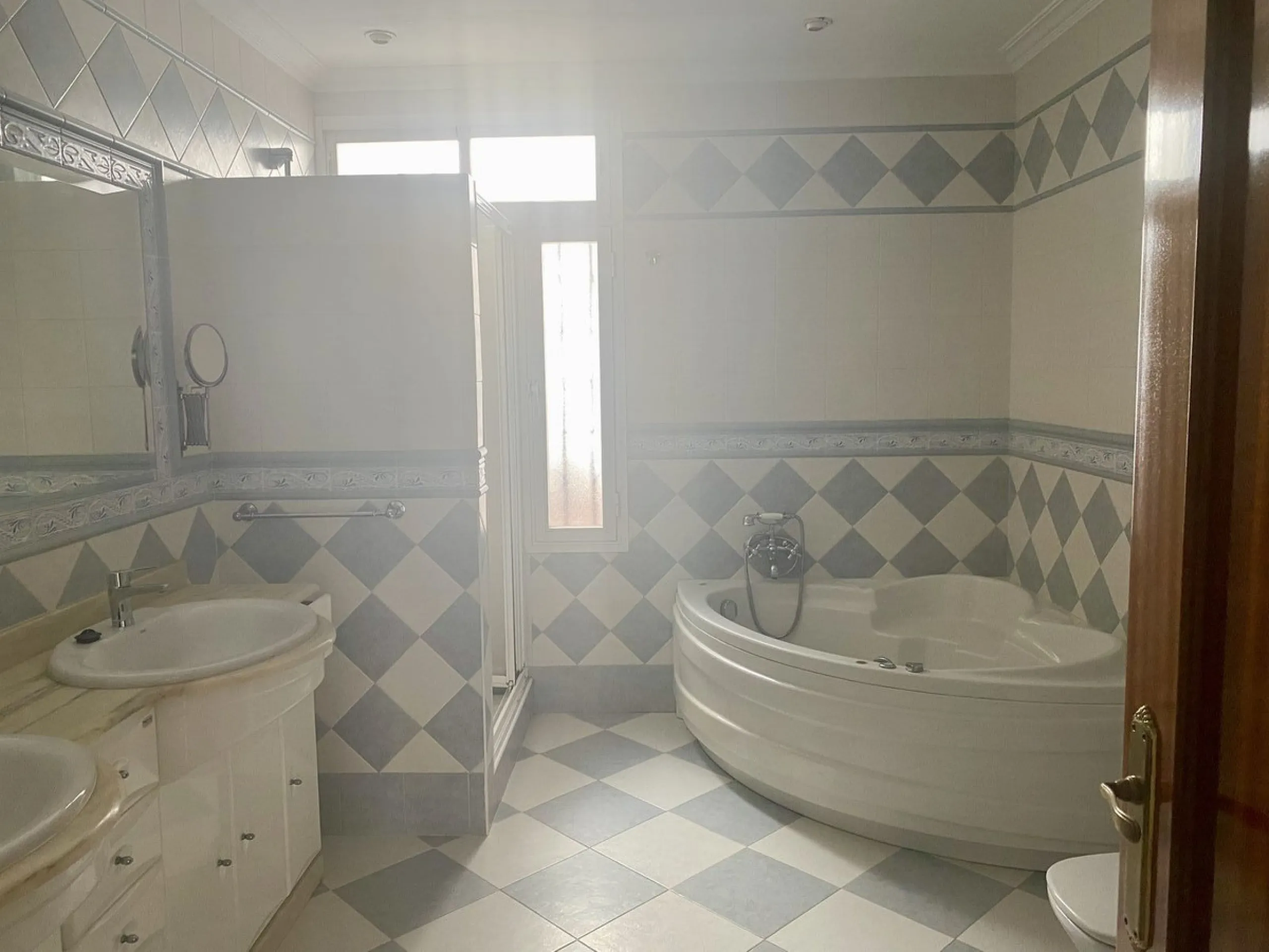 House - Detached Villa в продаже в Málaga, Málaga. В доме 6 спален и 3 ванных комнат. Площадь дома 347 м²