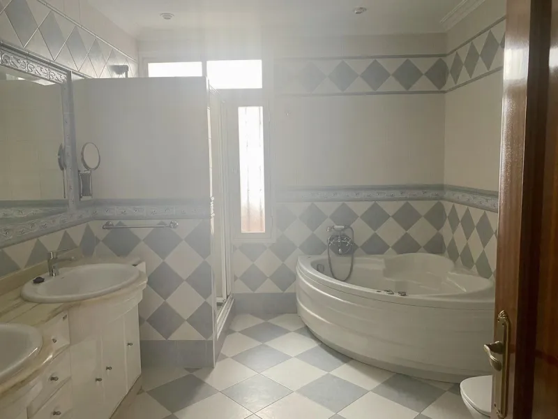 House - Detached Villa в продаже в Málaga, Málaga. В доме 6 спален и 3 ванных комнат. Площадь дома 347 м²