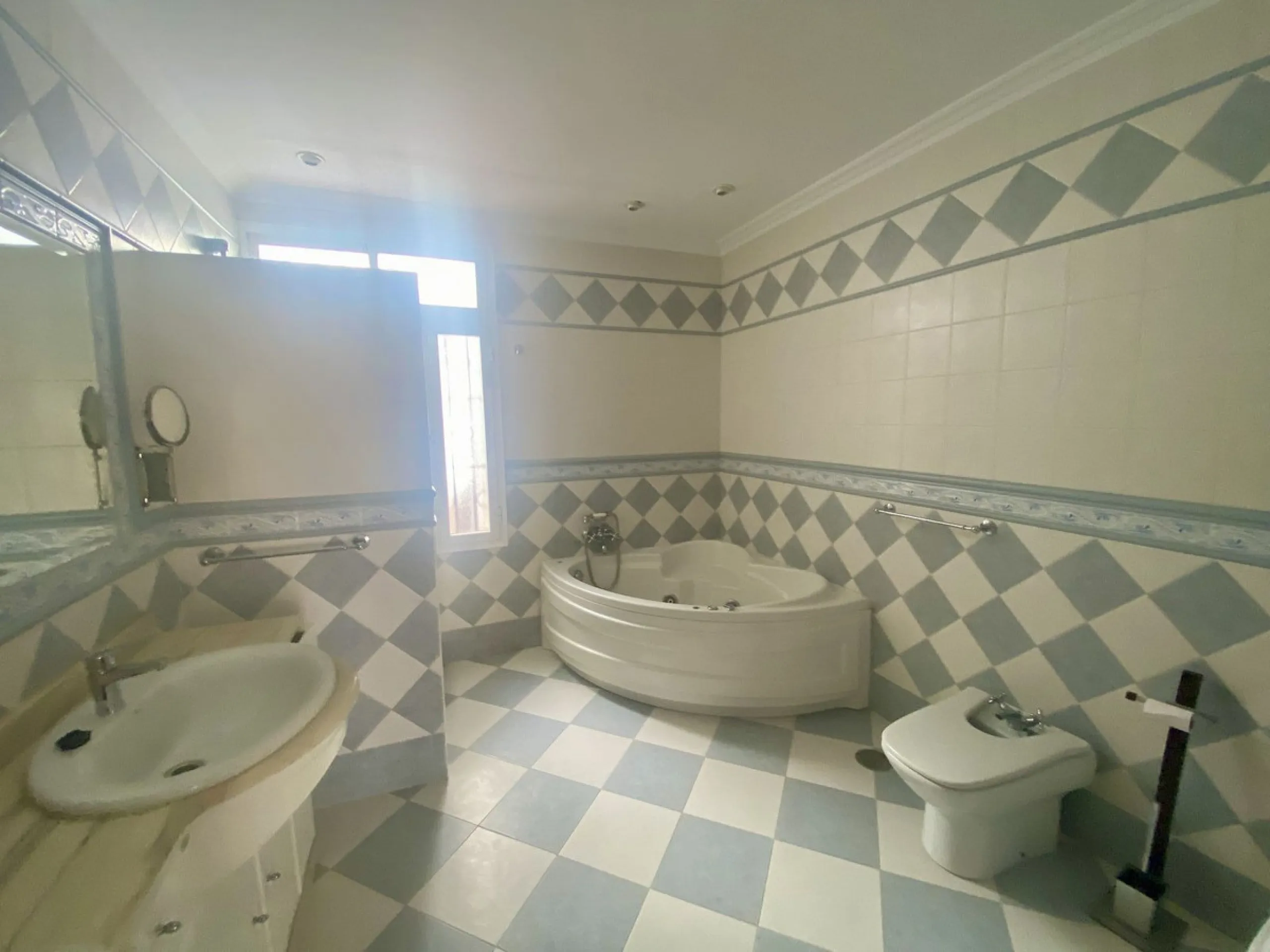 House - Detached Villa в продаже в Málaga, Málaga. В доме 6 спален и 3 ванных комнат. Площадь дома 347 м²
