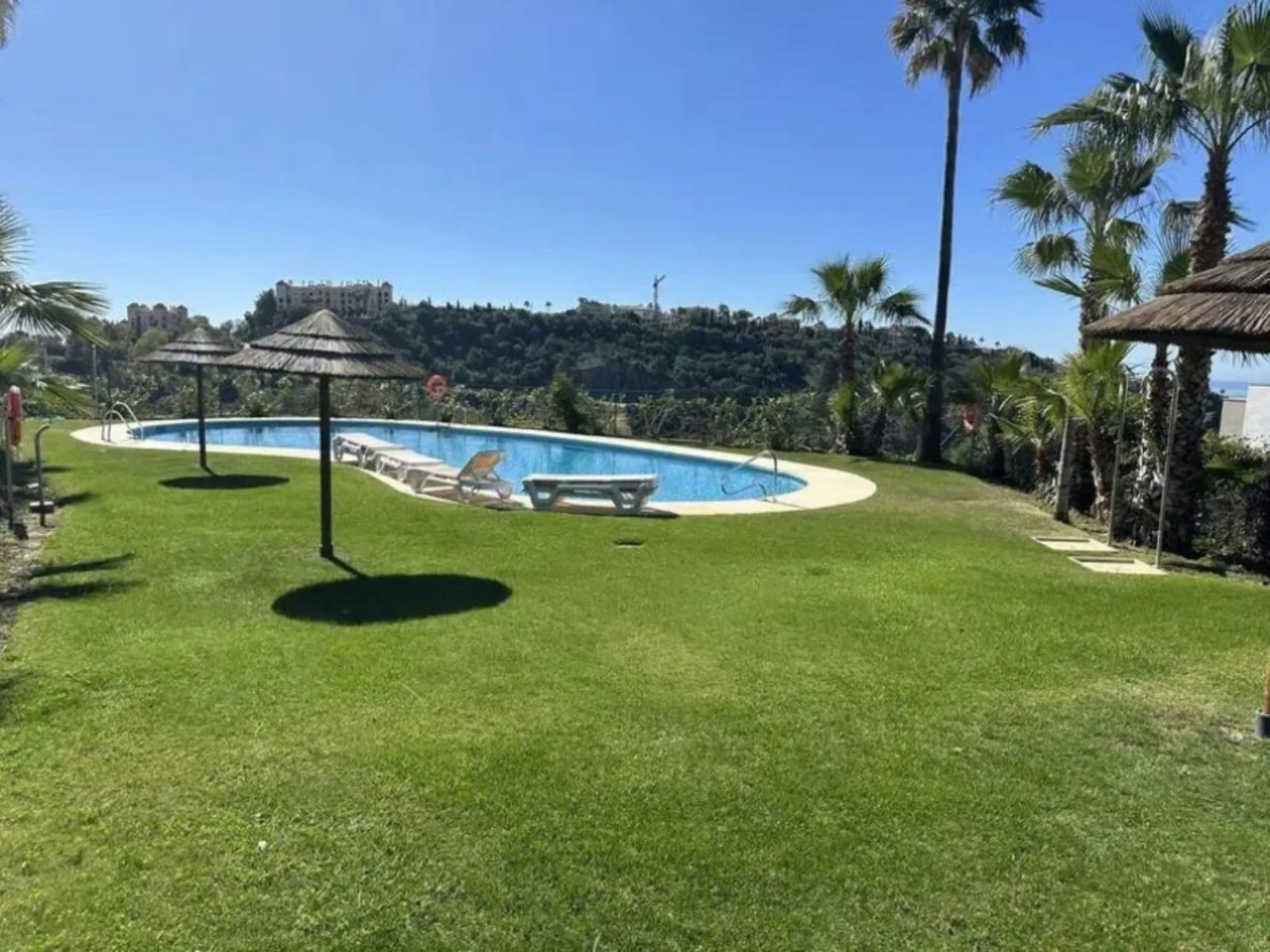 Beautiful ground floor apartment. Beautiful views of the Los Arqueros golf course and the sea in the background. Master bedroom with en suite bathroom, with bathtub and shower, and dressing room. Access to the terrace from the living room and master bedro
