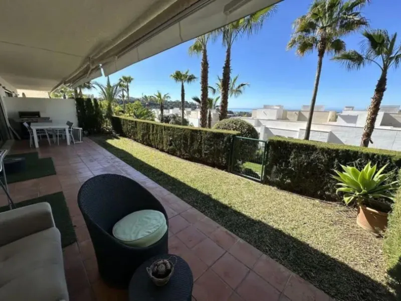 Beautiful ground floor apartment. Beautiful views of the Los Arqueros golf course and the sea in the background. Master bedroom with en suite bathroom, with bathtub and shower, and dressing room. Access to the terrace from the living room and master bedro