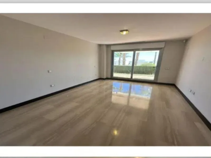 Beautiful ground floor apartment. Beautiful views of the Los Arqueros golf course and the sea in the background. Master bedroom with en suite bathroom, with bathtub and shower, and dressing room. Access to the terrace from the living room and master bedro