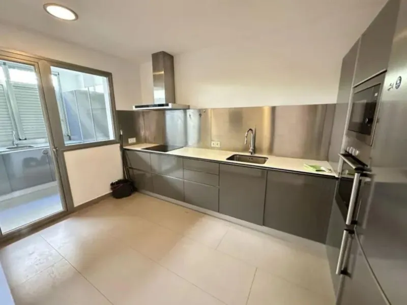 Beautiful ground floor apartment. Beautiful views of the Los Arqueros golf course and the sea in the background. Master bedroom with en suite bathroom, with bathtub and shower, and dressing room. Access to the terrace from the living room and master bedro