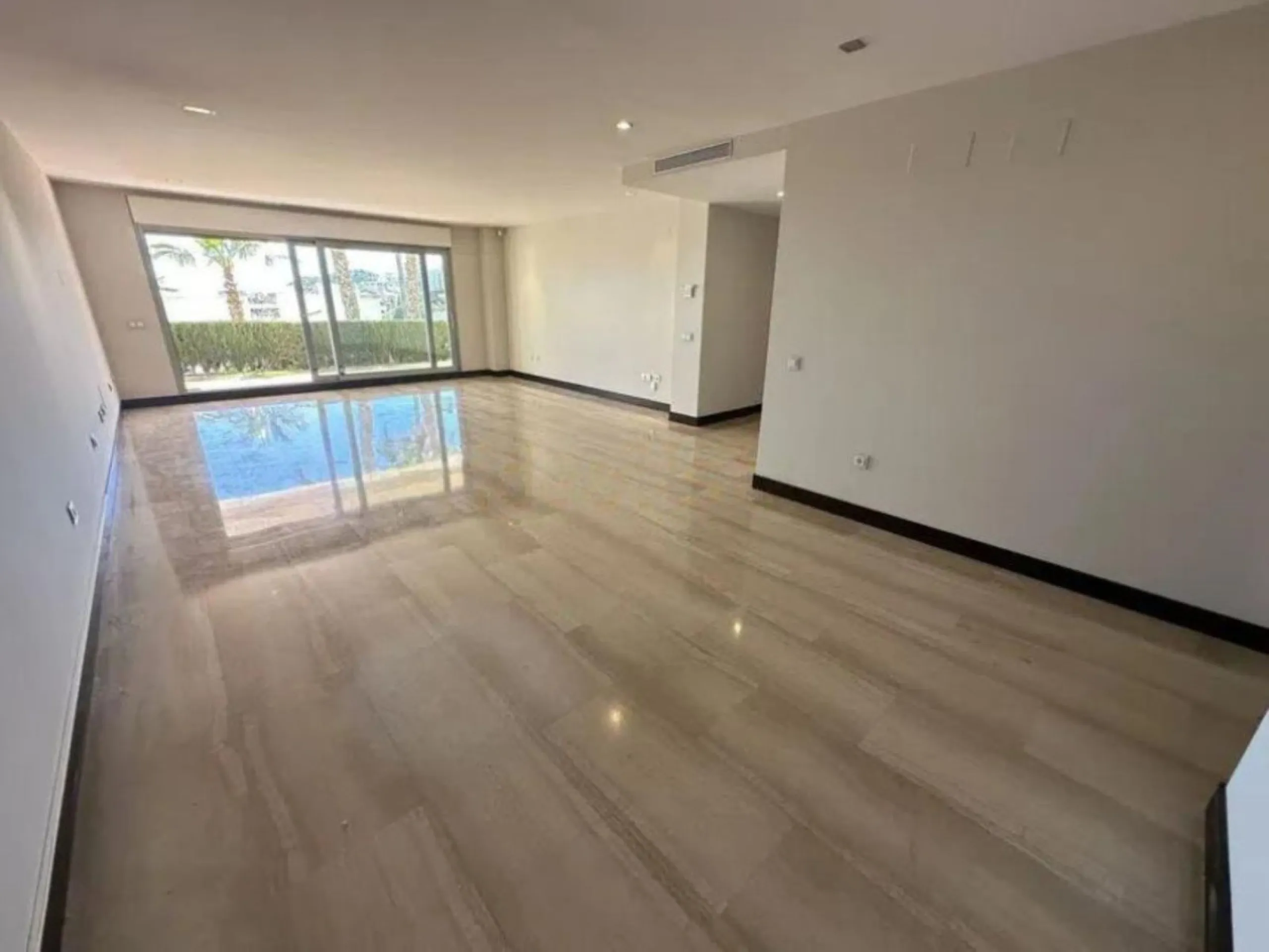 Beautiful ground floor apartment. Beautiful views of the Los Arqueros golf course and the sea in the background. Master bedroom with en suite bathroom, with bathtub and shower, and dressing room. Access to the terrace from the living room and master bedro