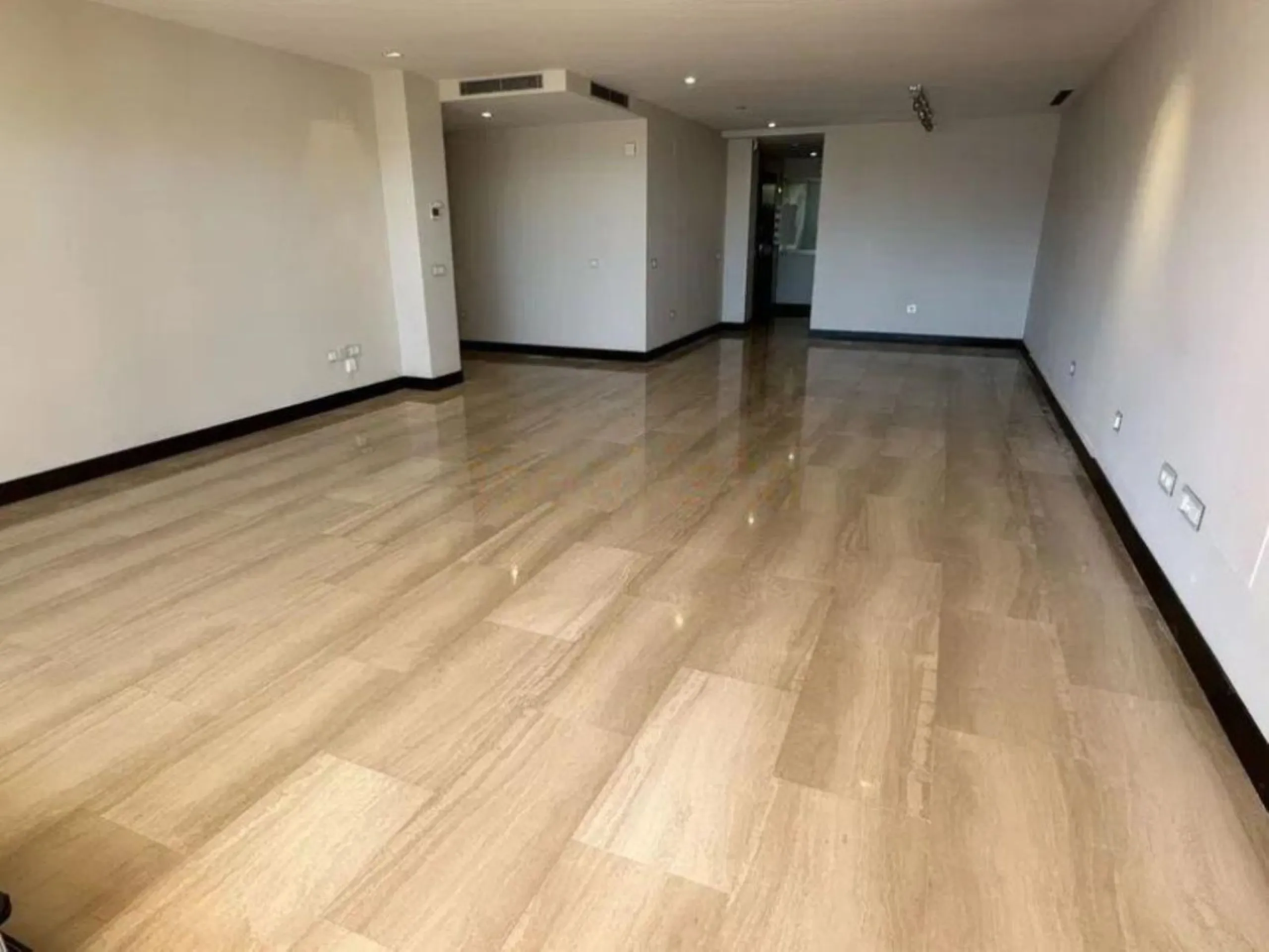 Beautiful ground floor apartment. Beautiful views of the Los Arqueros golf course and the sea in the background. Master bedroom with en suite bathroom, with bathtub and shower, and dressing room. Access to the terrace from the living room and master bedro