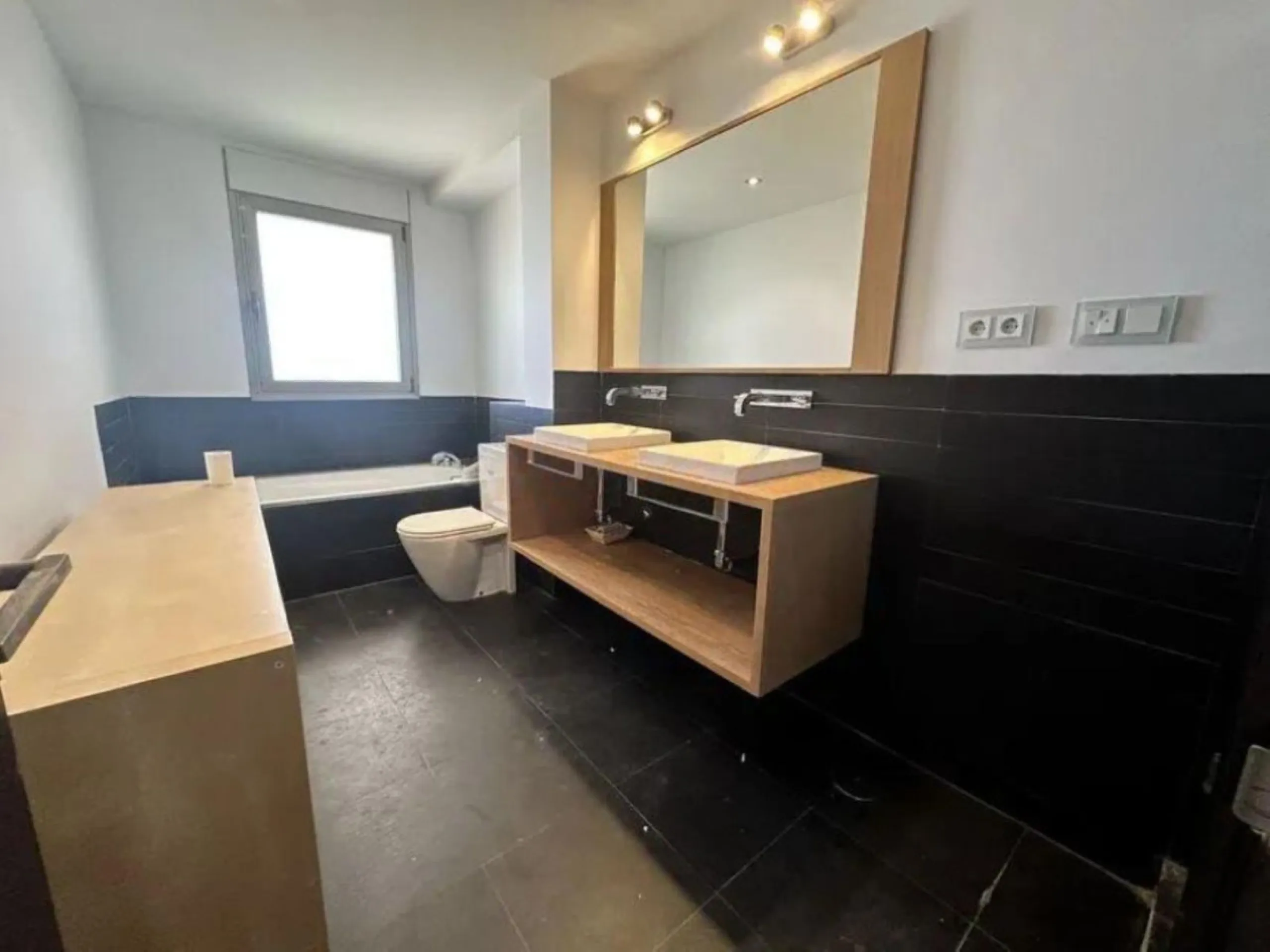 Beautiful ground floor apartment. Beautiful views of the Los Arqueros golf course and the sea in the background. Master bedroom with en suite bathroom, with bathtub and shower, and dressing room. Access to the terrace from the living room and master bedro