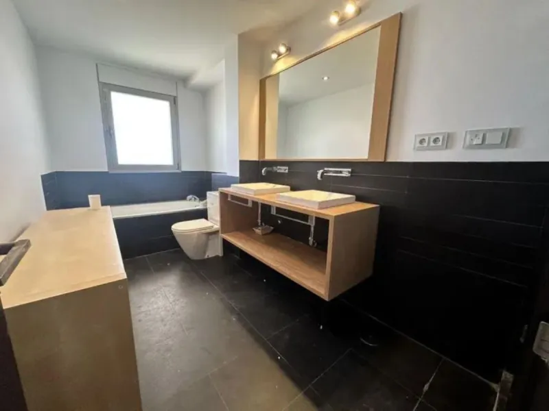 Beautiful ground floor apartment. Beautiful views of the Los Arqueros golf course and the sea in the background. Master bedroom with en suite bathroom, with bathtub and shower, and dressing room. Access to the terrace from the living room and master bedro