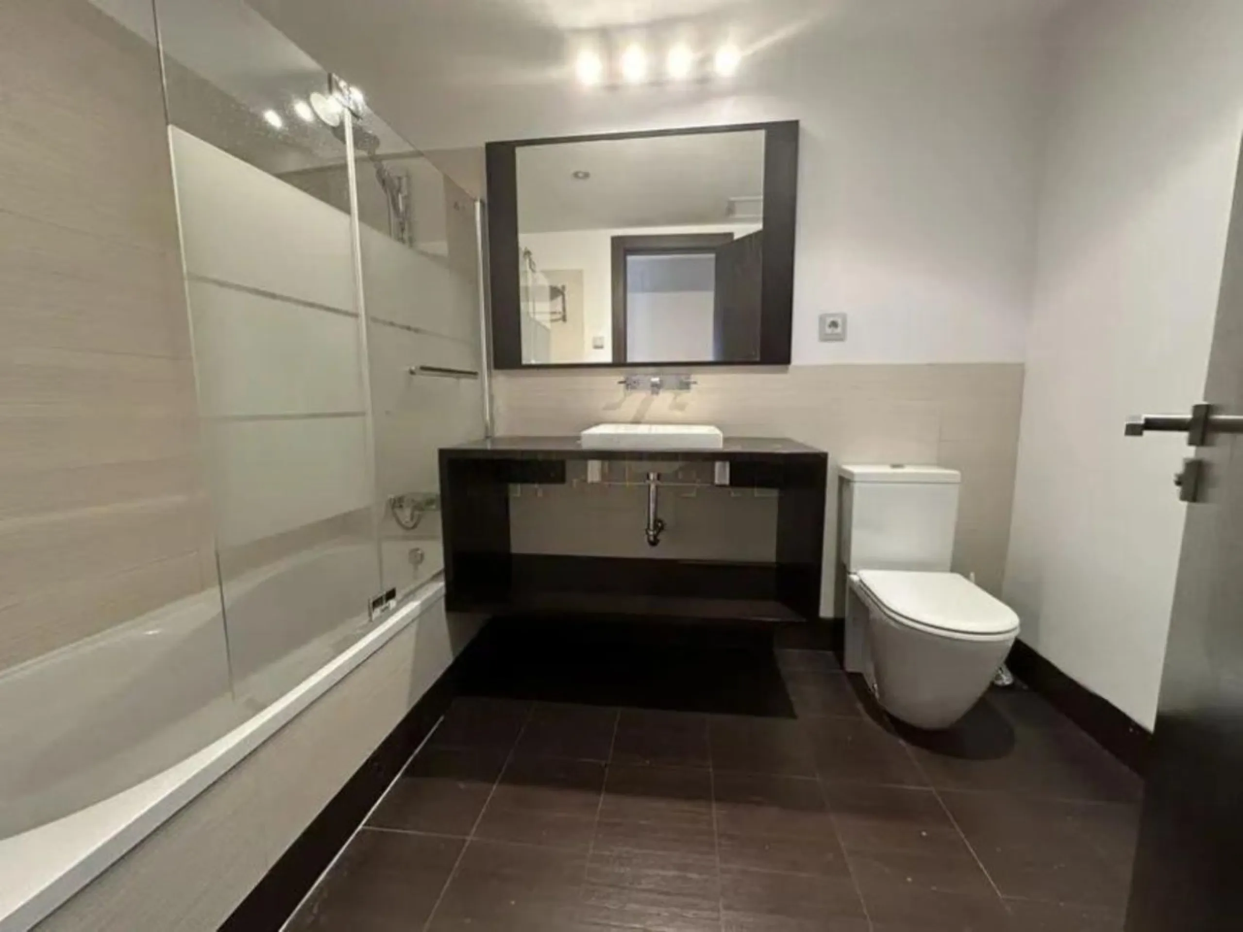 Beautiful ground floor apartment. Beautiful views of the Los Arqueros golf course and the sea in the background. Master bedroom with en suite bathroom, with bathtub and shower, and dressing room. Access to the terrace from the living room and master bedro