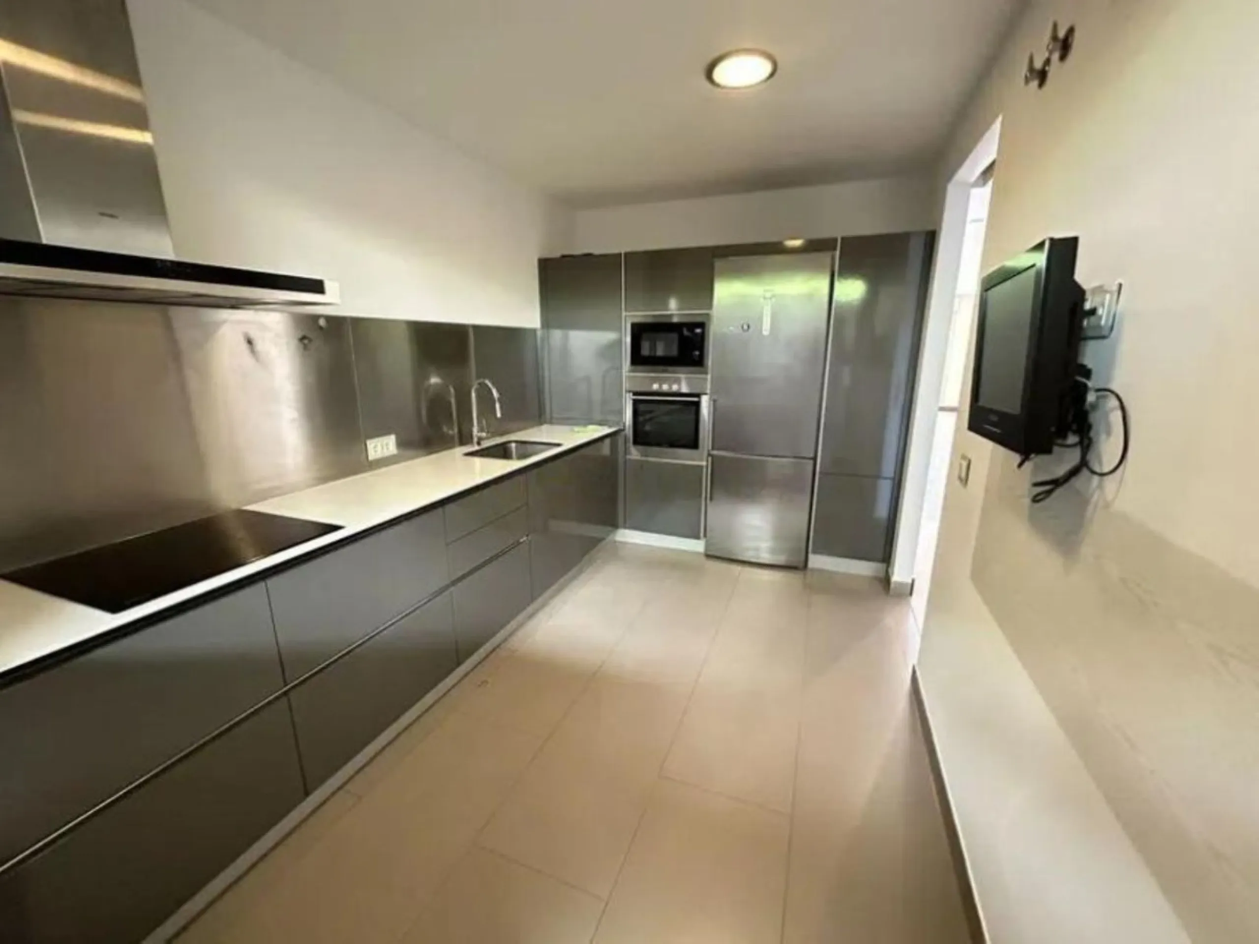 Beautiful ground floor apartment. Beautiful views of the Los Arqueros golf course and the sea in the background. Master bedroom with en suite bathroom, with bathtub and shower, and dressing room. Access to the terrace from the living room and master bedro