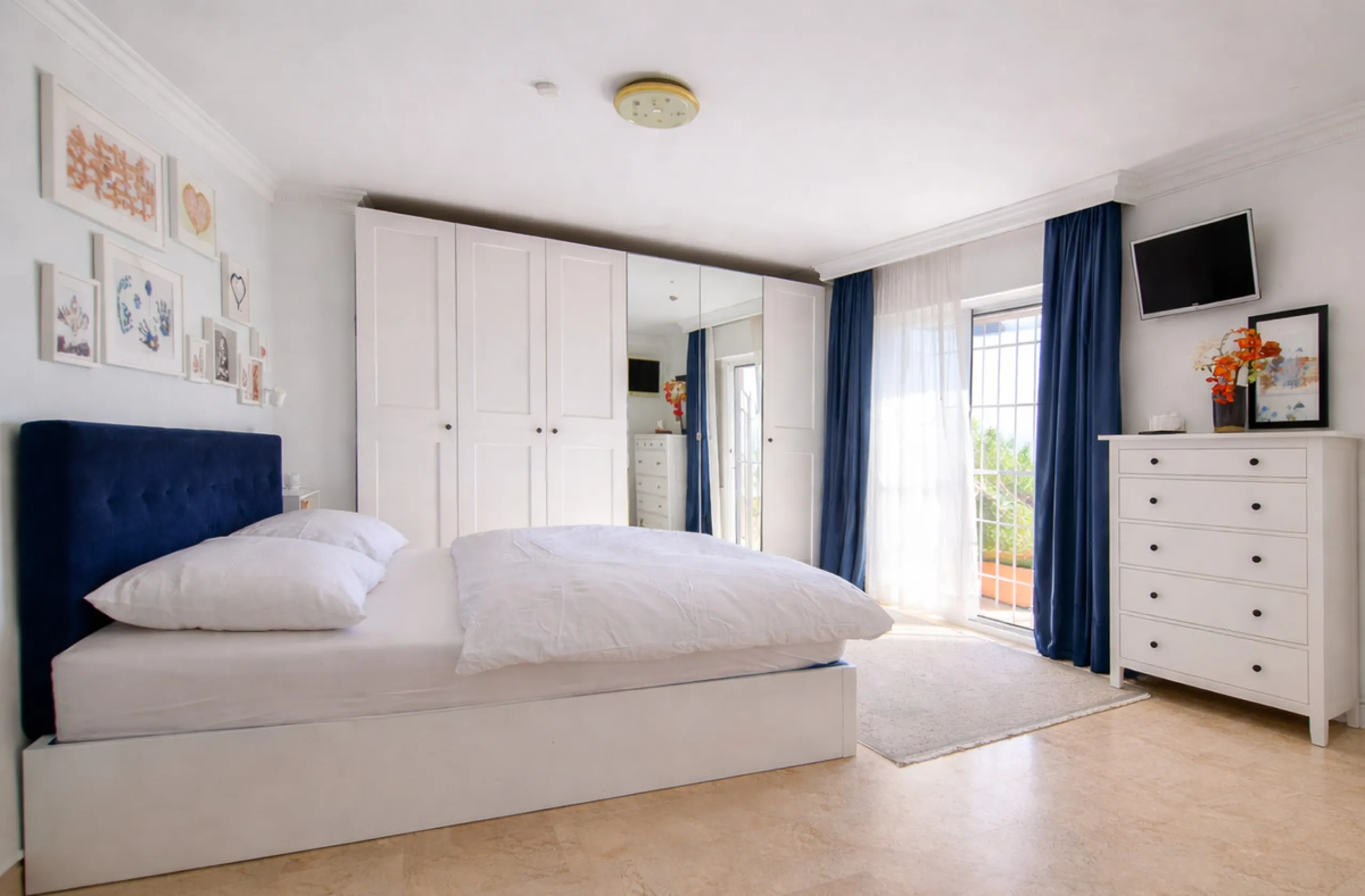 House - Semi-Detached House в продаже в Estepona, Málaga. В доме 4 спален и 3 ванных комнат. Площадь дома 200 м². Площадь участка 218 м²