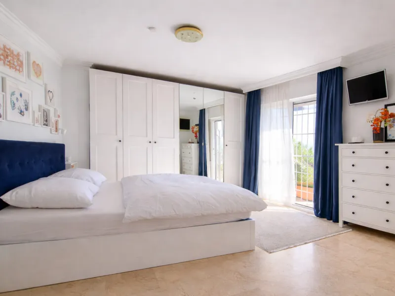 House - Semi-Detached House в продаже в Estepona, Málaga. В доме 4 спален и 3 ванных комнат. Площадь дома 200 м². Площадь участка 218 м²