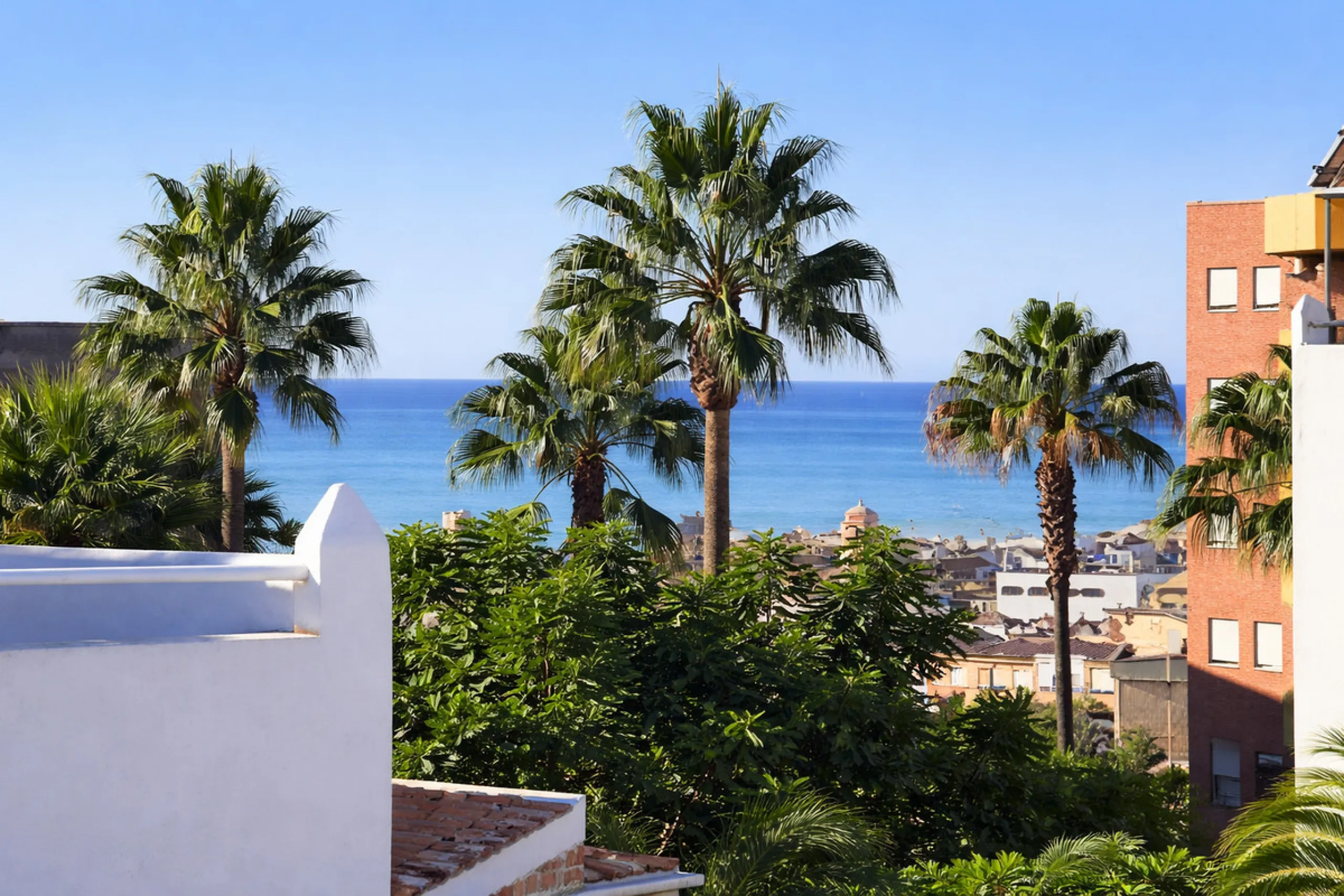 House - Semi-Detached House в продаже в Estepona, Málaga. В доме 4 спален и 3 ванных комнат. Площадь дома 200 м². Площадь участка 218 м²