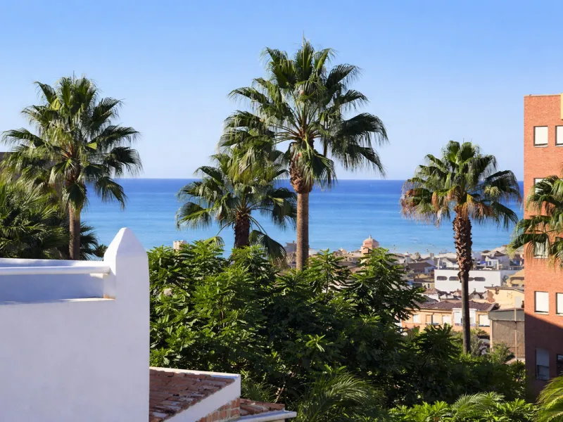House - Semi-Detached House в продаже в Estepona, Málaga. В доме 4 спален и 3 ванных комнат. Площадь дома 200 м². Площадь участка 218 м²
