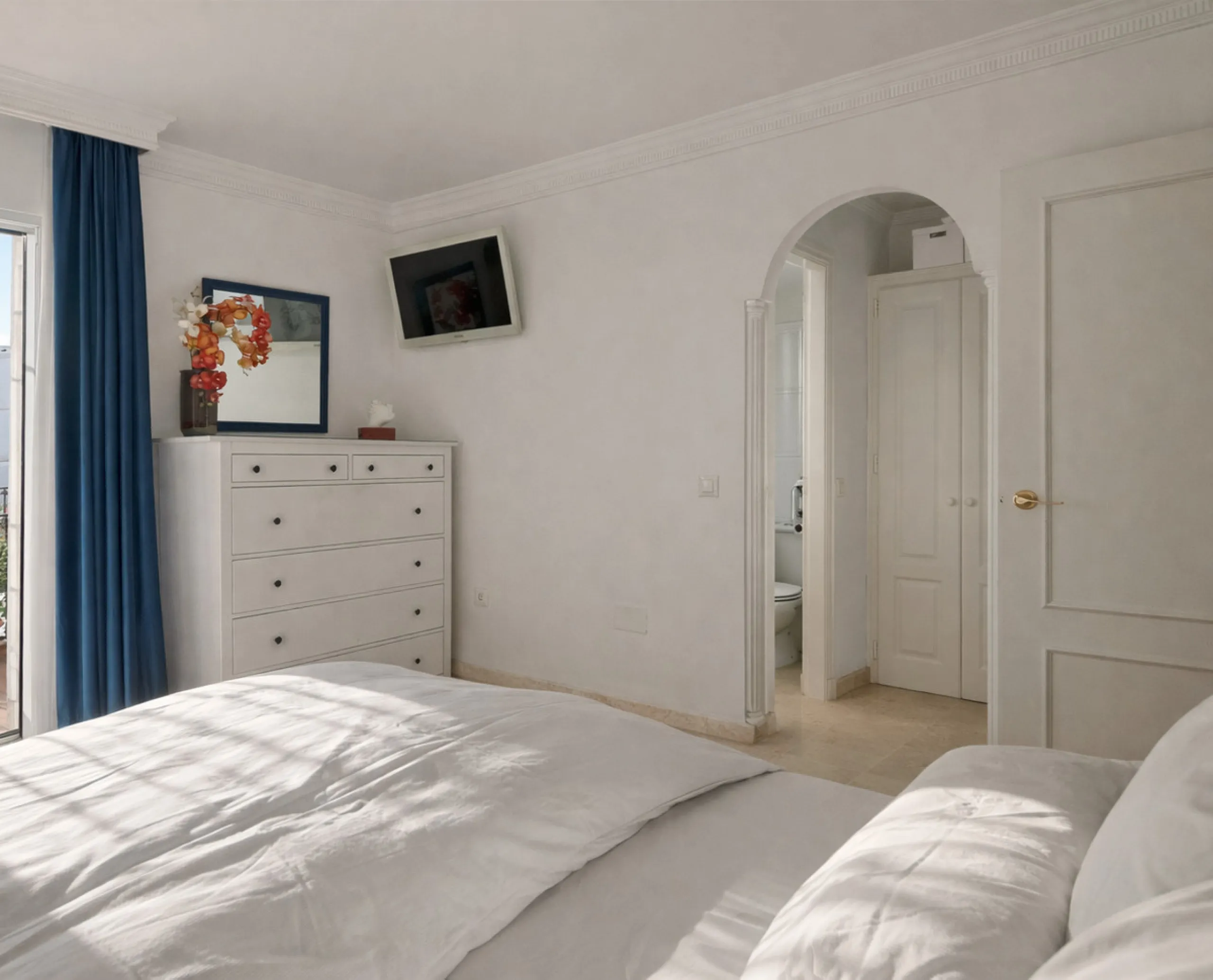 House - Semi-Detached House в продаже в Estepona, Málaga. В доме 4 спален и 3 ванных комнат. Площадь дома 200 м². Площадь участка 218 м²